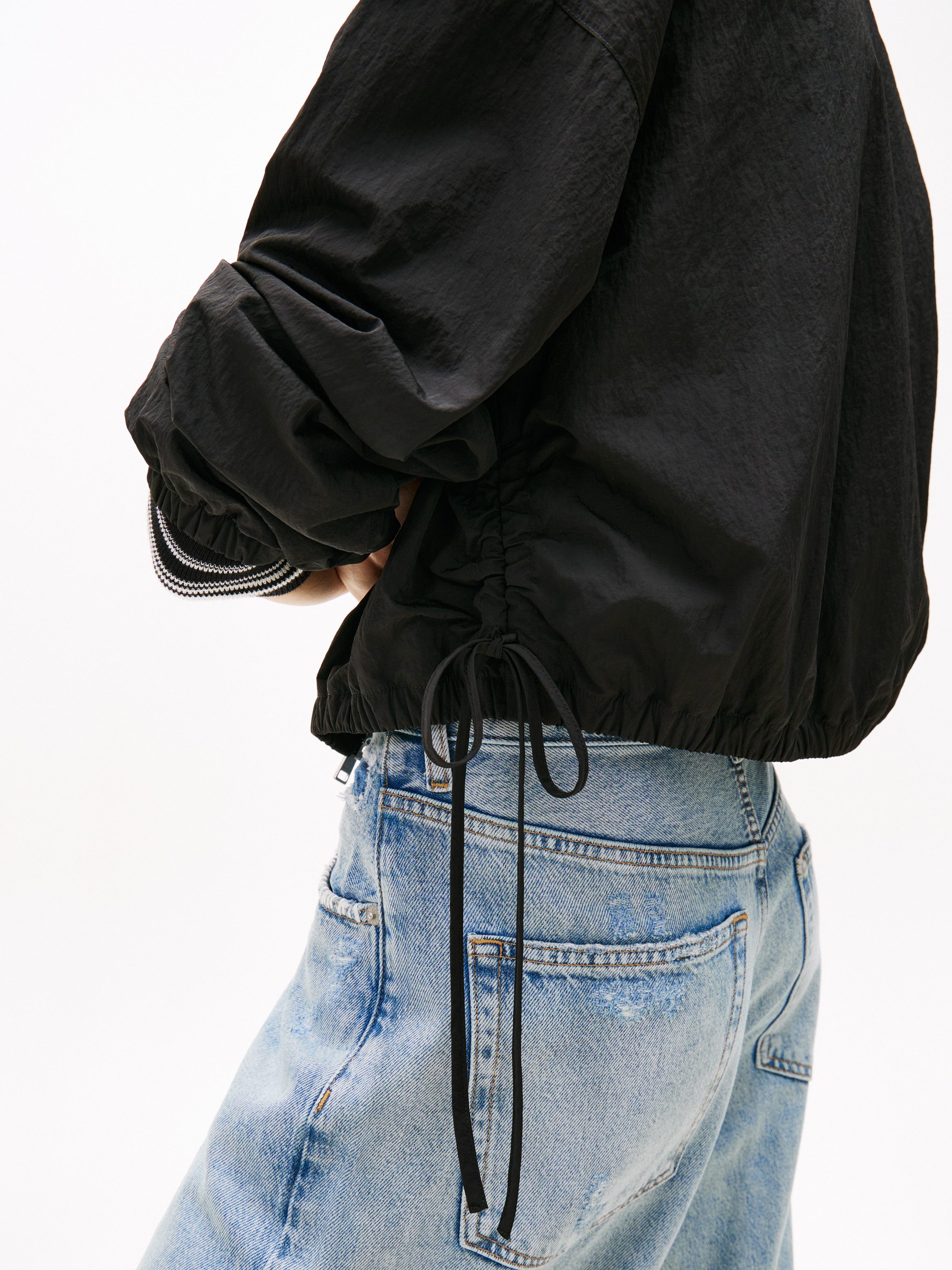 Tommy Jeans Kurzjacke TJW TIE SIDE HIGH NECK JACKET Taillenbund mit seitlichen Bindebändern