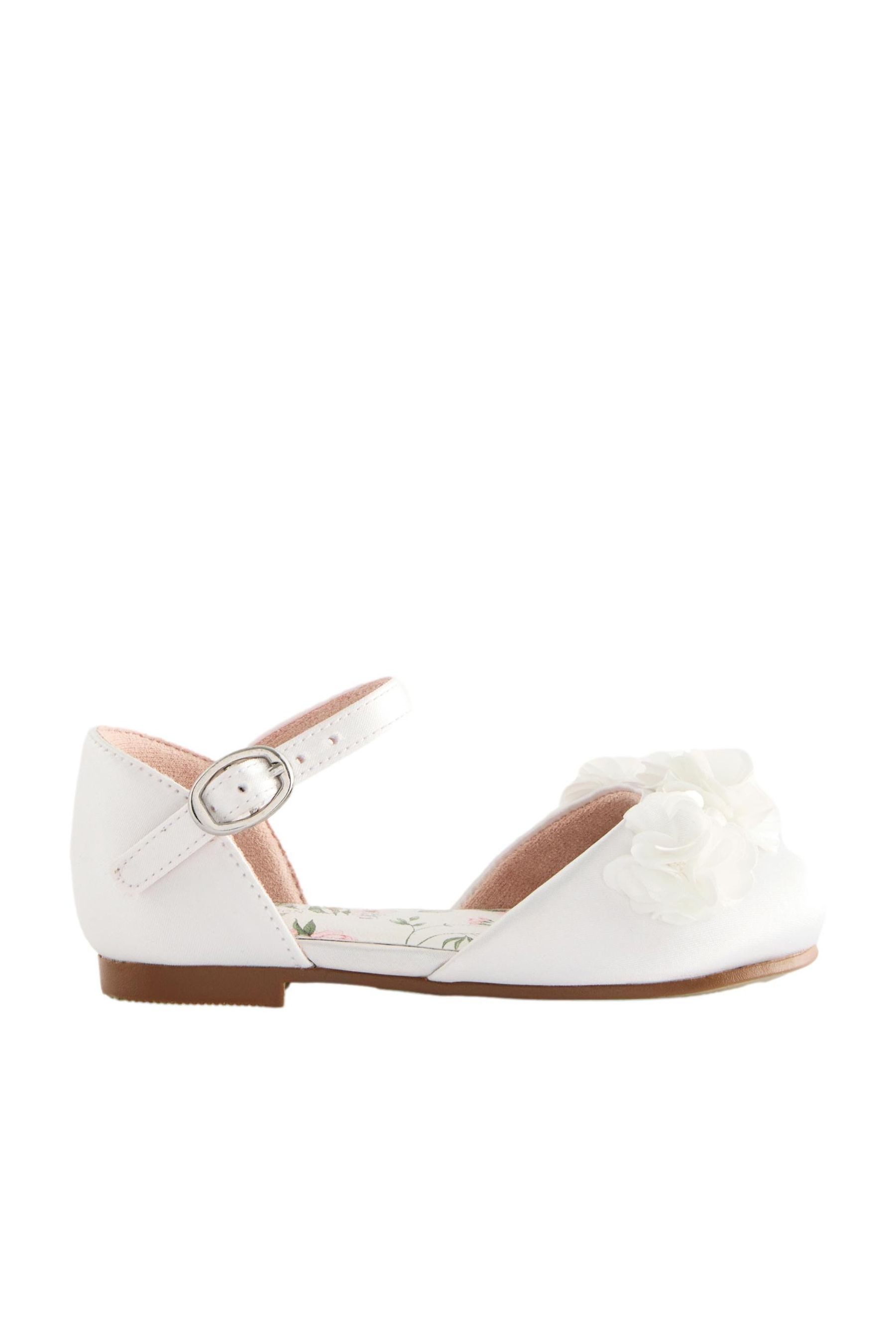 Festlicher Satin-Schuhs mit Knöchelriemen + Blumen Sandale
