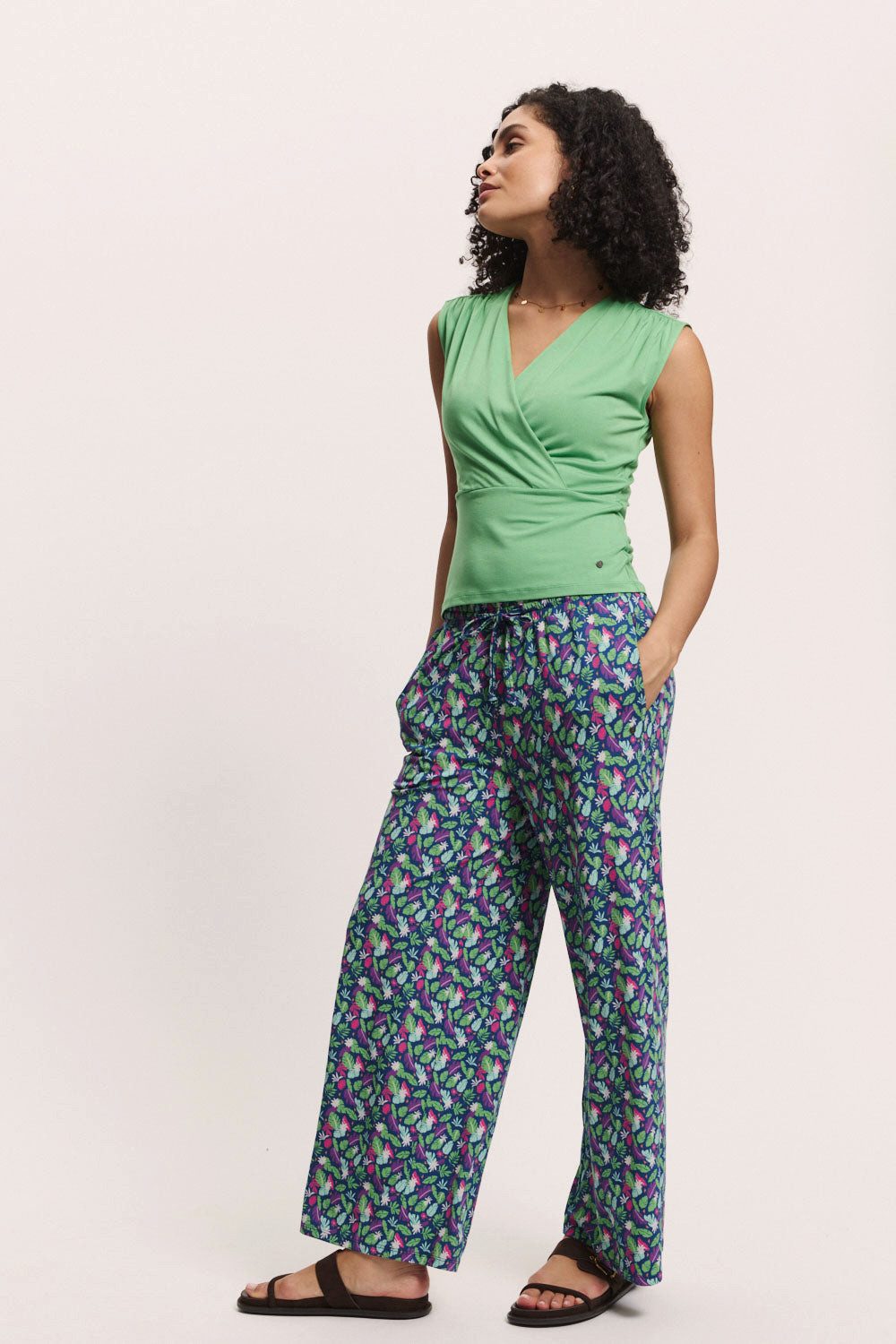 Tranquillo Shirttop Top Jaane aus EcoVero™ Viskose Nachhaltiger EcoVero™-Jersey mit femininer Wickeloptik