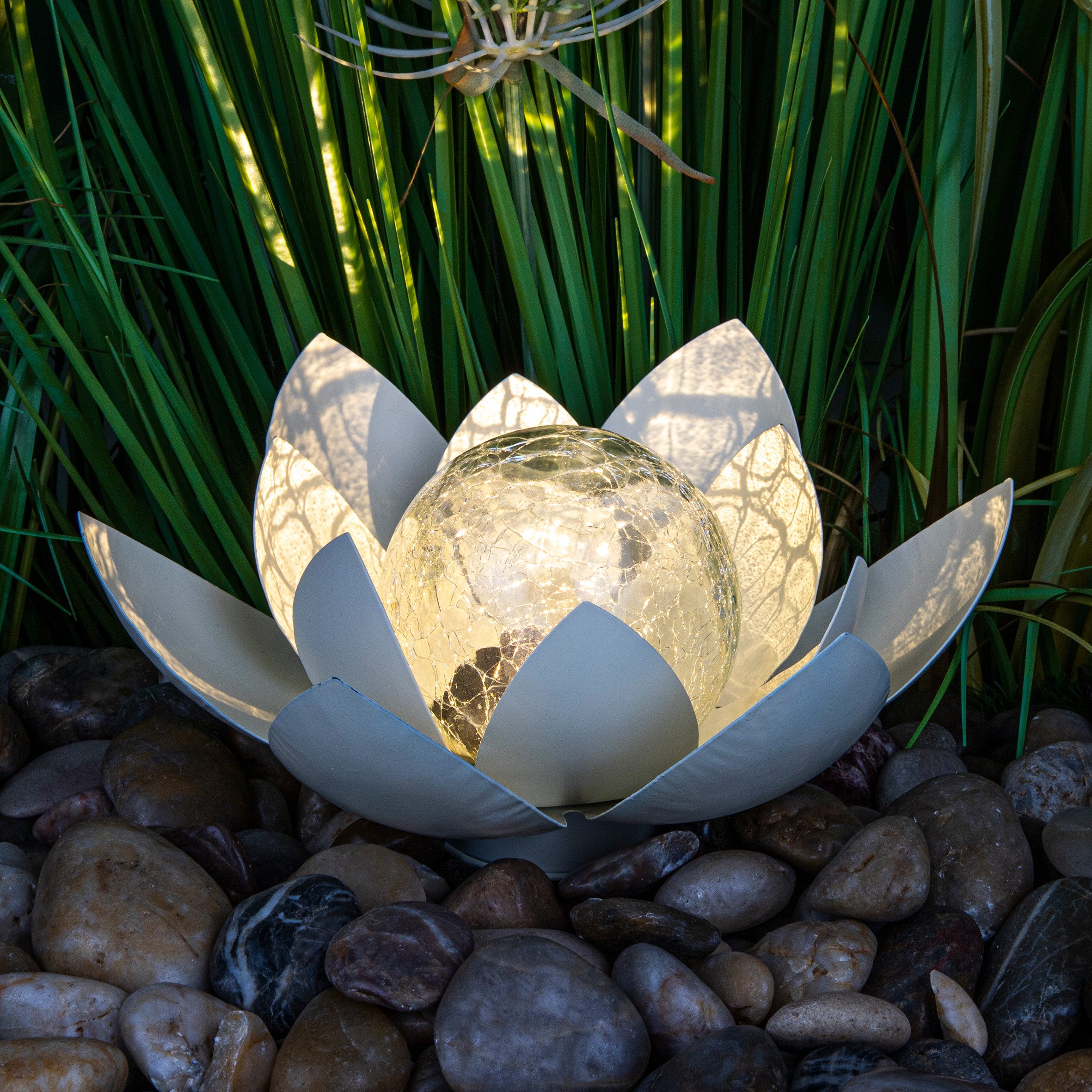 Spetebo LED Solarleuchte LED Solar Lotusblüte mit Crackleglas Kugel - 25 x 11 cm, LED, warm weiß, Garten Deko Kugelleuchte