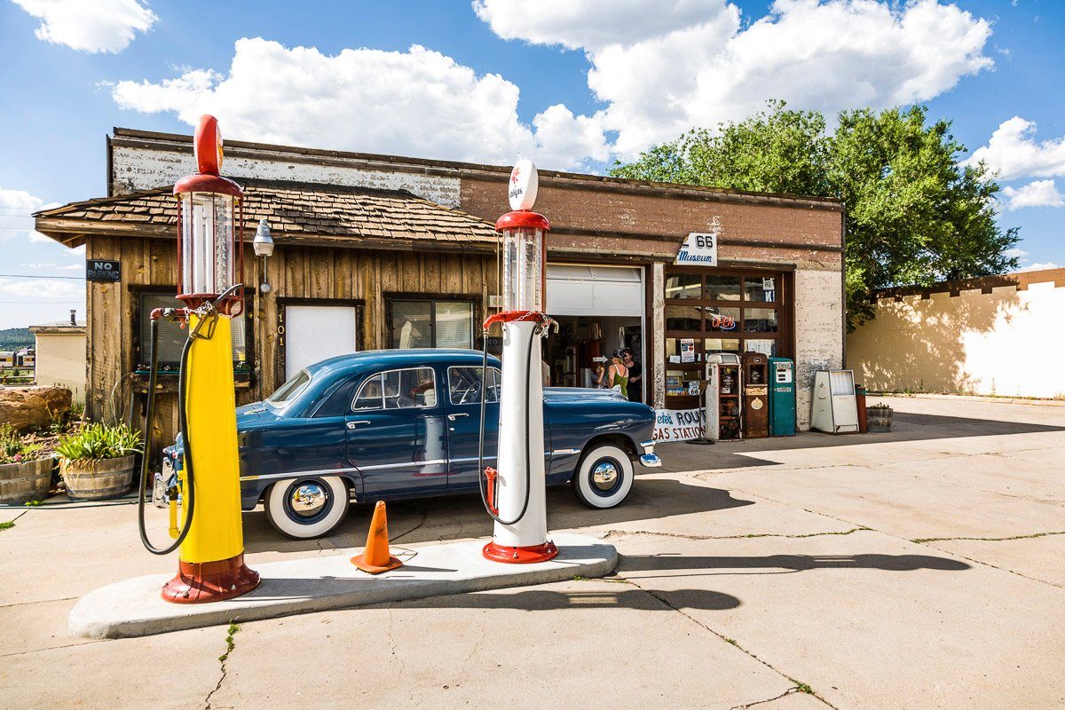 Papermoon Fototapete RETRO TANKSTELLE-ROUTE 66 VINTAGE OLDTIMER USA CAR XXL