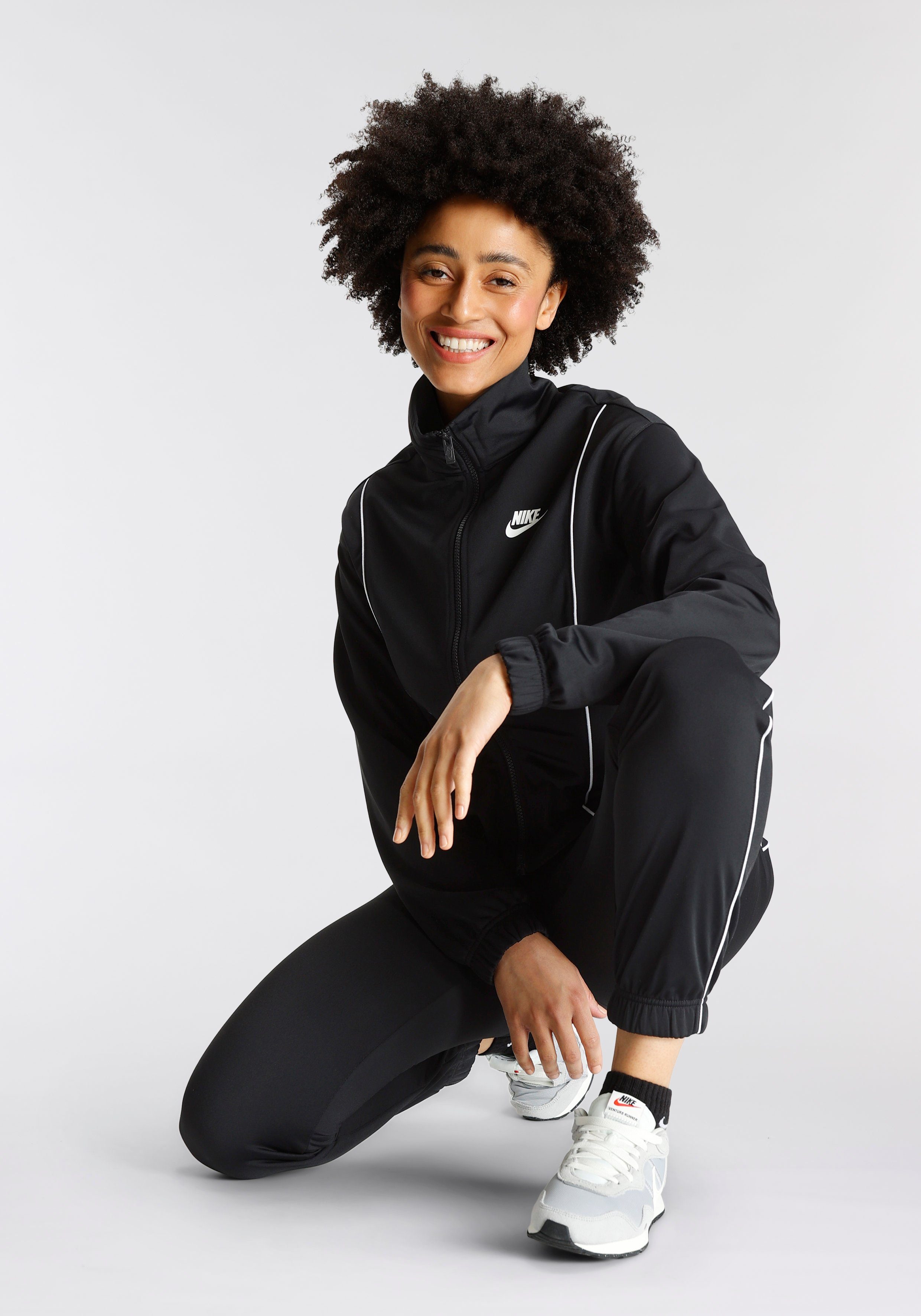Nike Sportswear Trainingsanzug Women's Fitted Track Suit (Set, 2-tlg), Bequemer Basic Damen Sportanzug