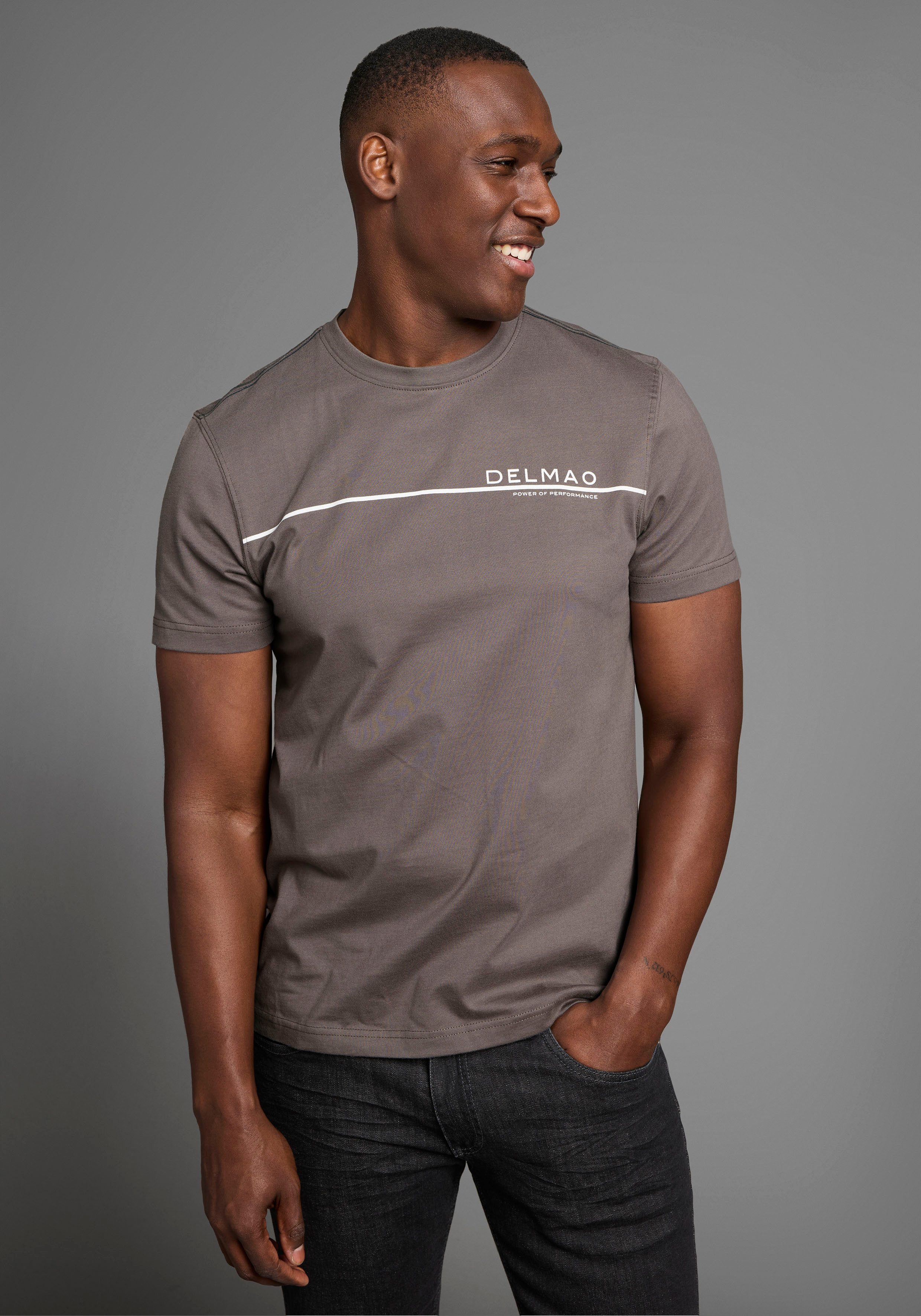 DELMAO T-Shirt Kurzarm, mit coolem Print, Rundhalsausschnitt, aus 100% Baum günstig online kaufen