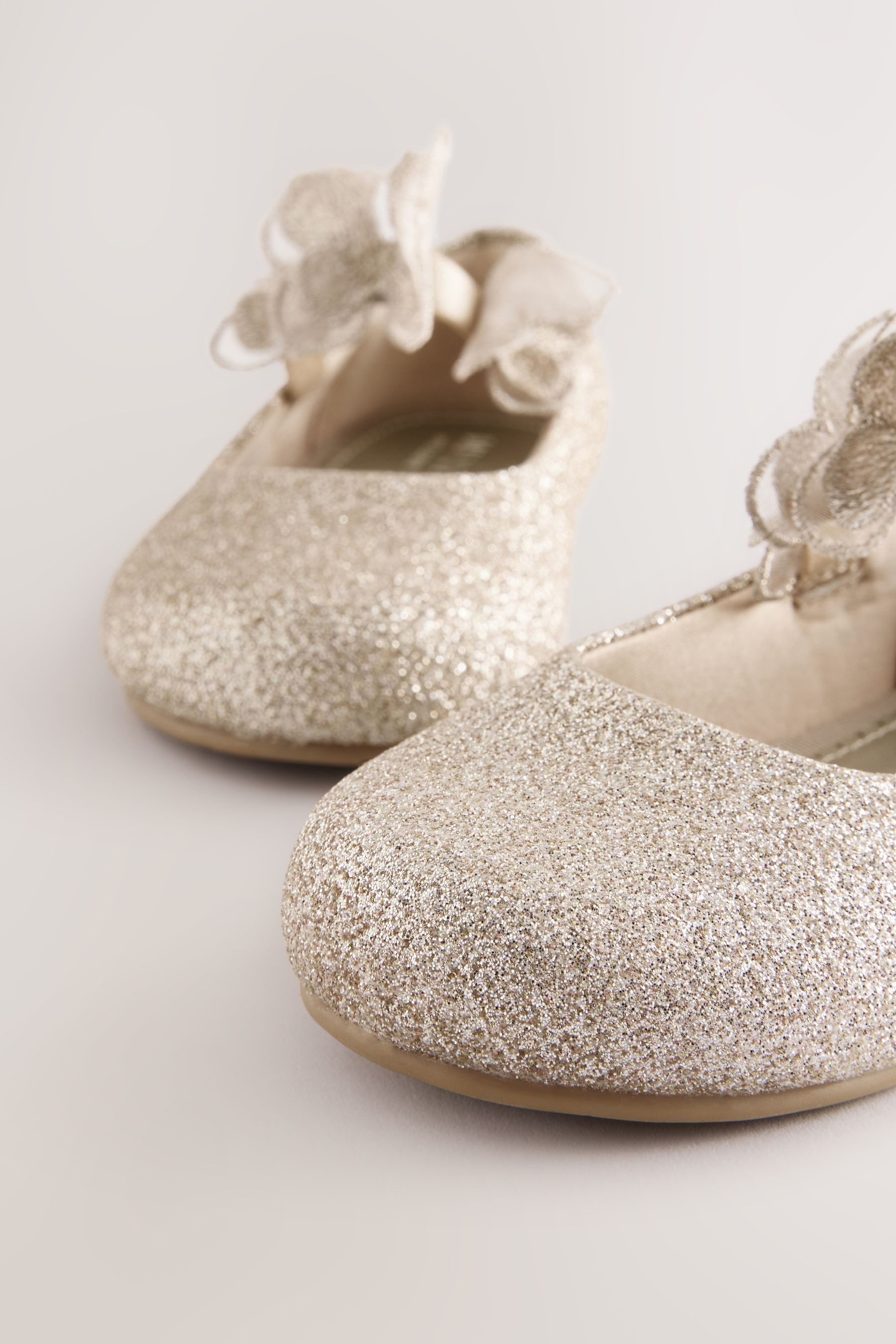 Next Glitzerschuh mit Riemen und Schmetterlingsdetail Ballerina – Bild 4 von 5