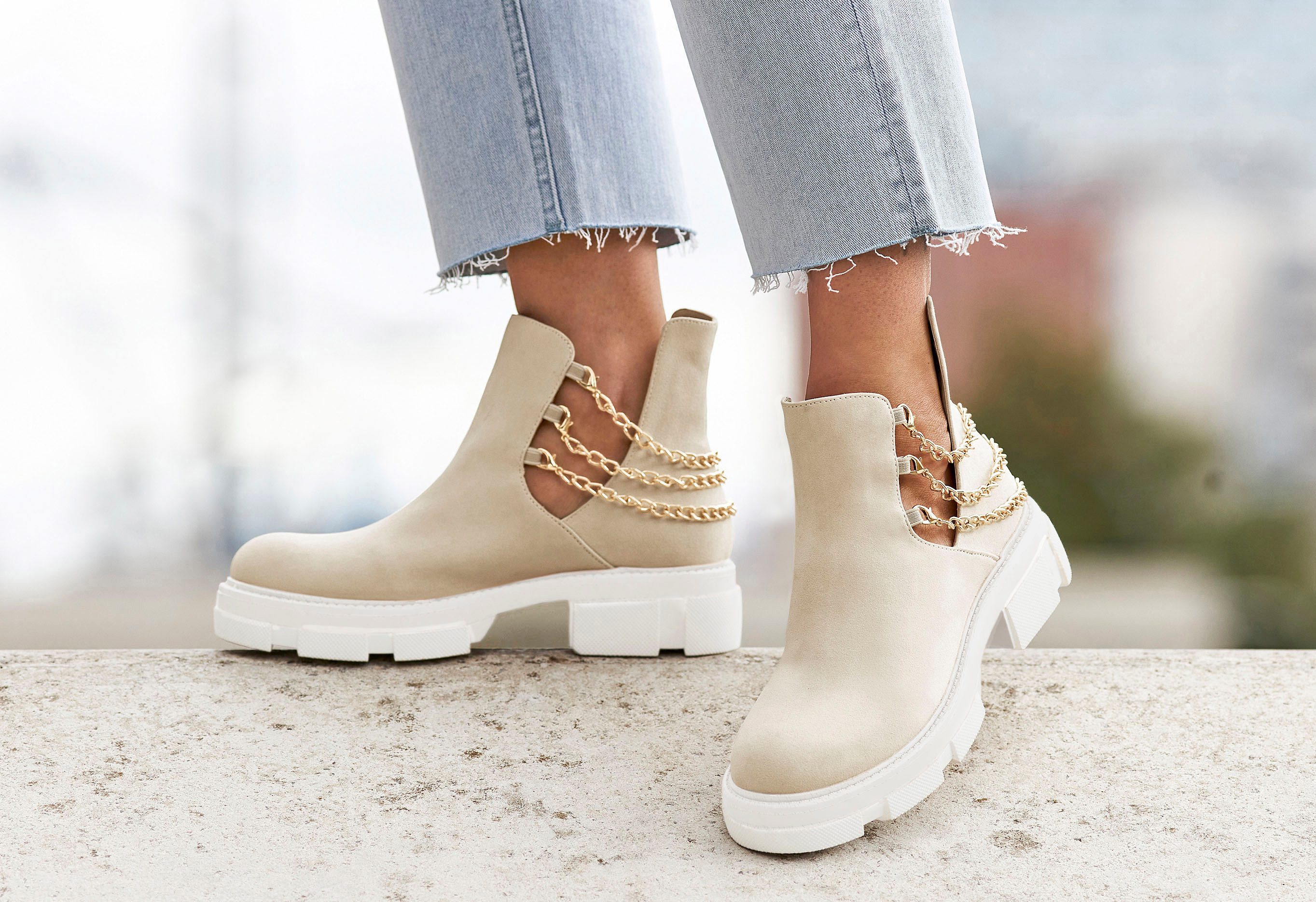 LASCANA Chelseaboots mit modischem Ketten-Detail, Ankle Boots, Stiefelette günstig online kaufen