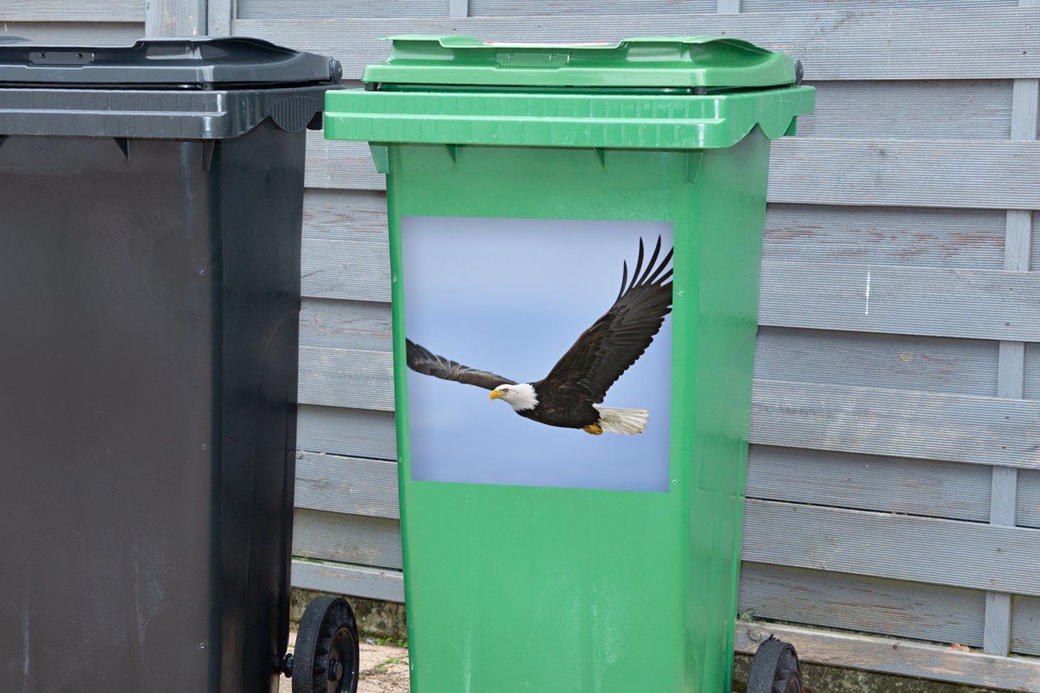 Abfalbehälter Mülltonne, (1 Ein MuchoWow fliegender Mülleimer-aufkleber, Wandsticker Weißkopfseeadler Sticker, Container, St),
