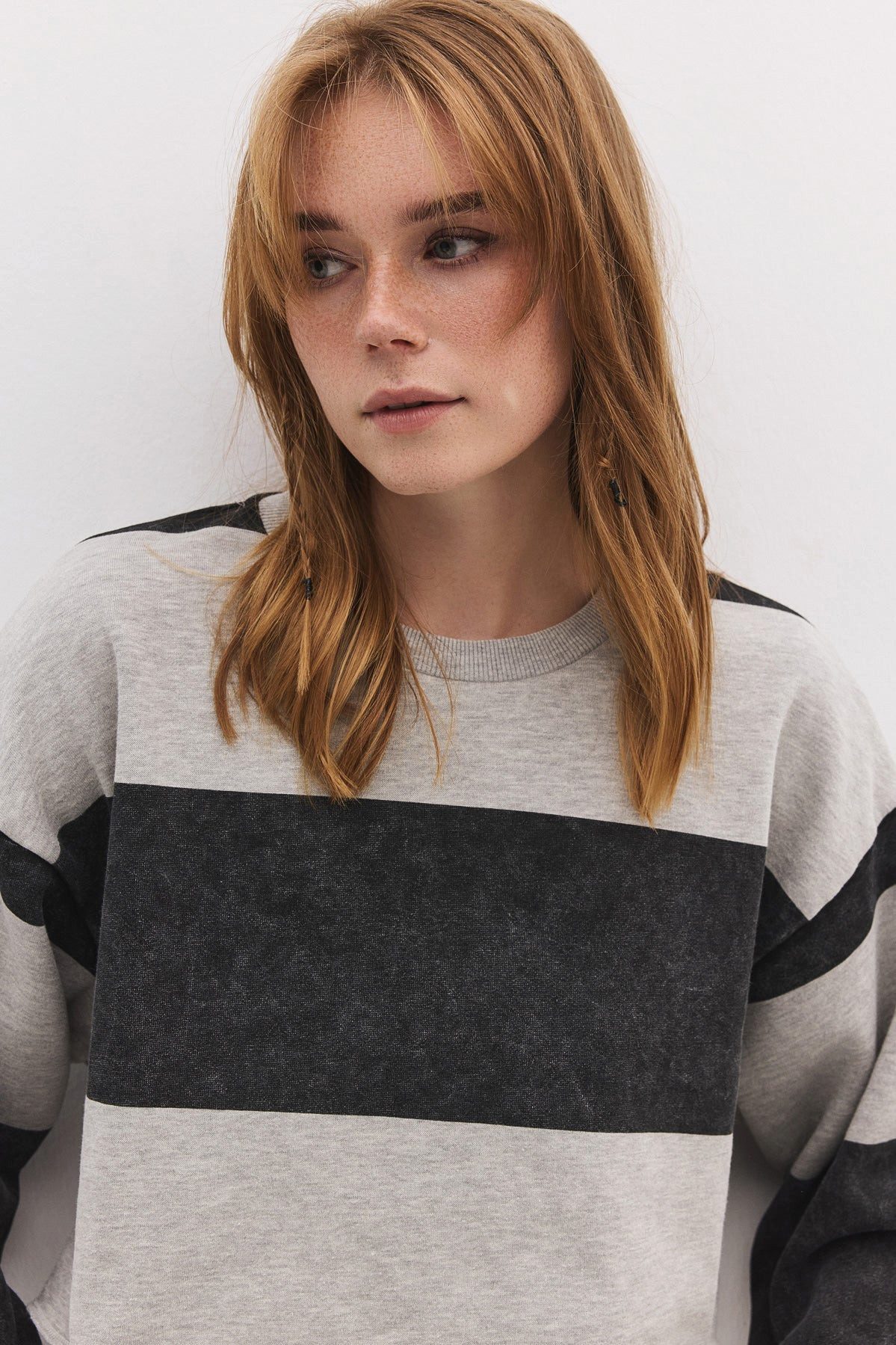 No Matter What Kapuzensweatshirt Gestreiftes Crop-Sweatshirt – Bild 2 von 5