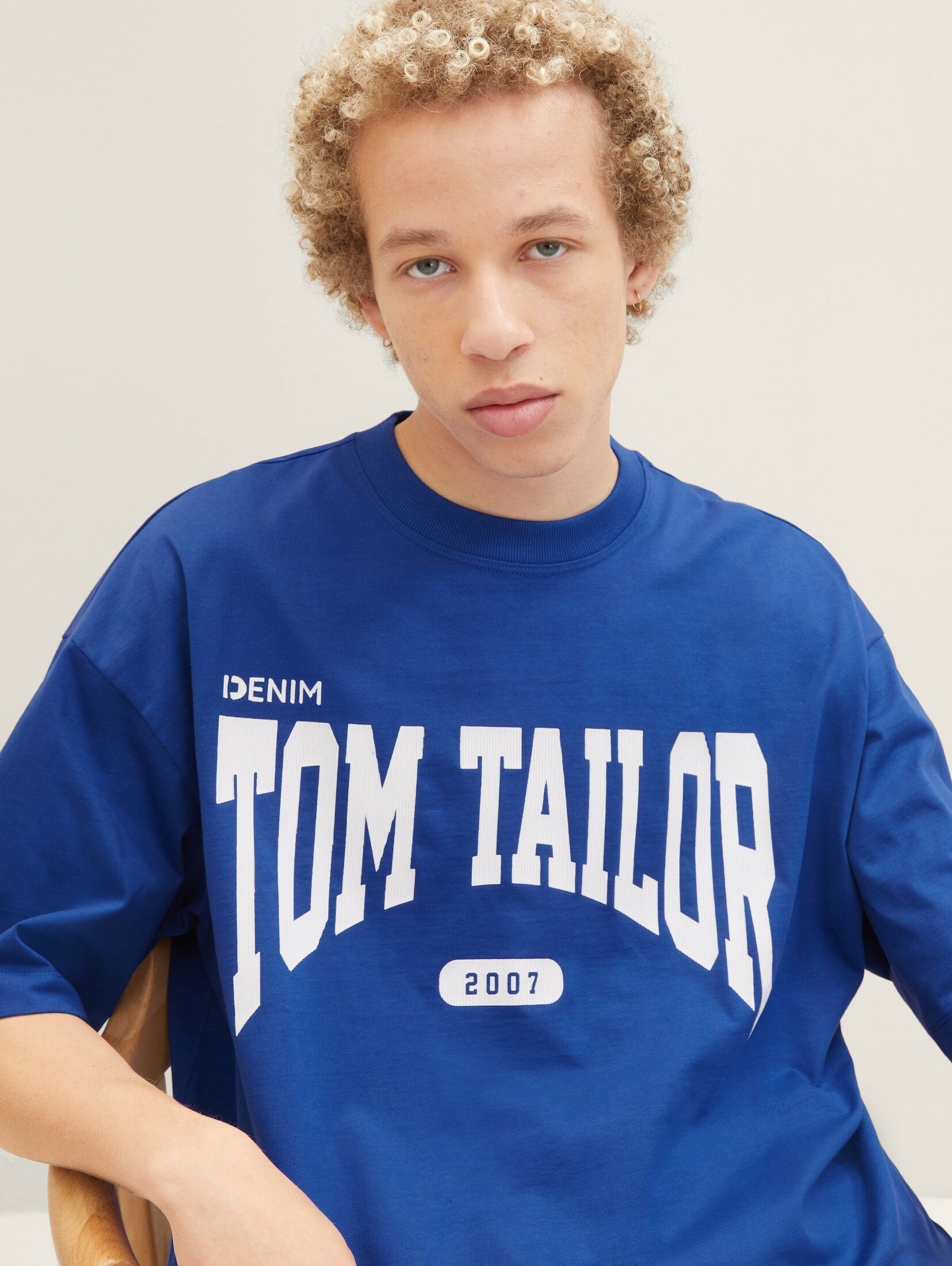 T-Shirt TAILOR royal Denim T-Shirt shiny Print Oversized mit blue TOM