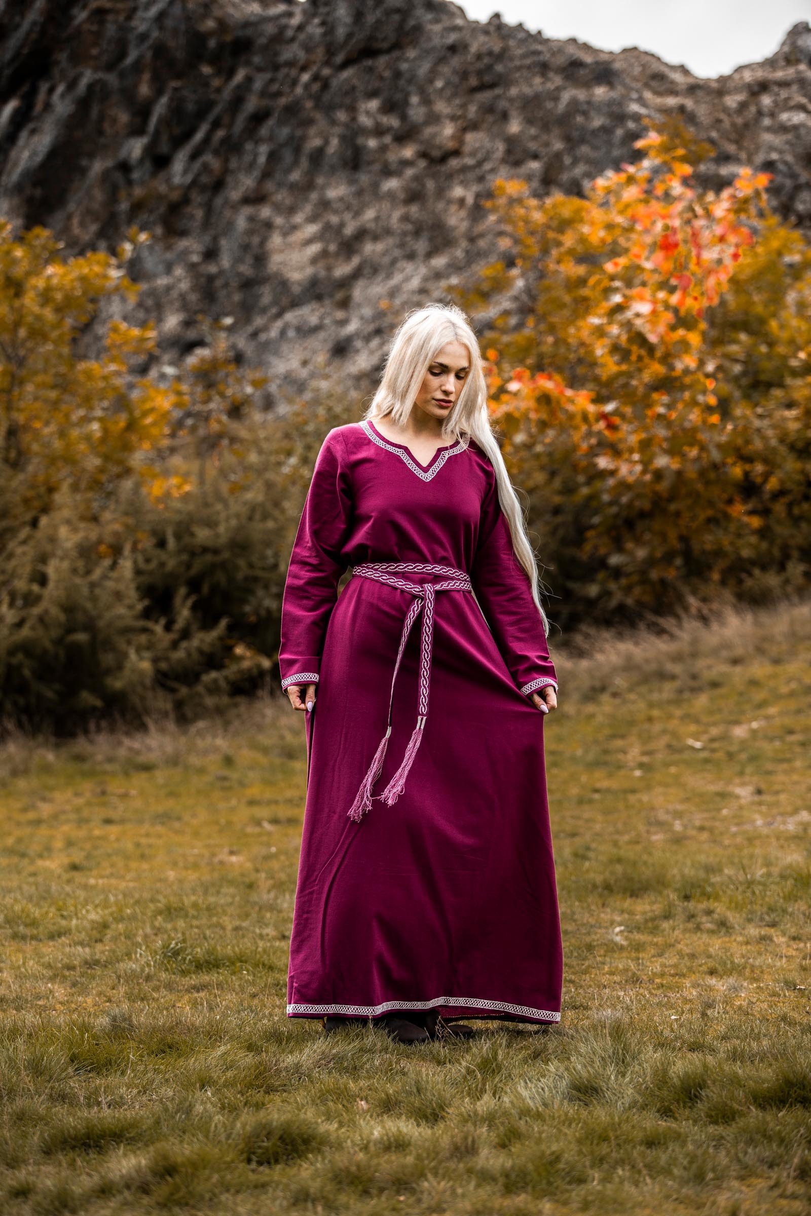 Leonardo Carbone Wikinger-Kostüm Kleid "Brigida" mit Handstickerei, fließendes Design, hochwertige Baumwolle