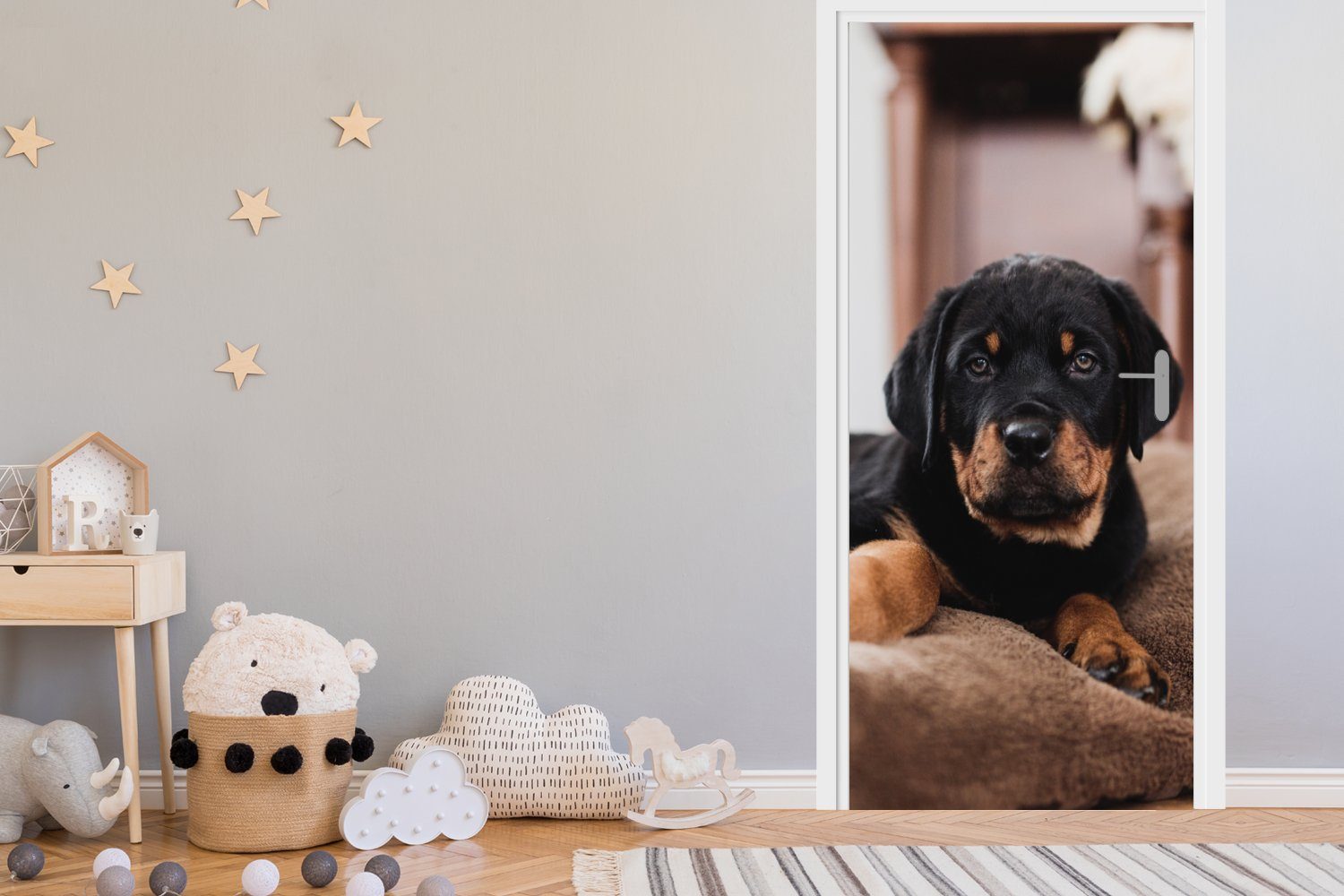 bedruckt, Rottweiler-Welpe MuchoWow Türtapete einem 75x205 für auf Kopfkissen, Türaufkleber, Tür, Matt, liegt St), Fototapete cm weichen (1