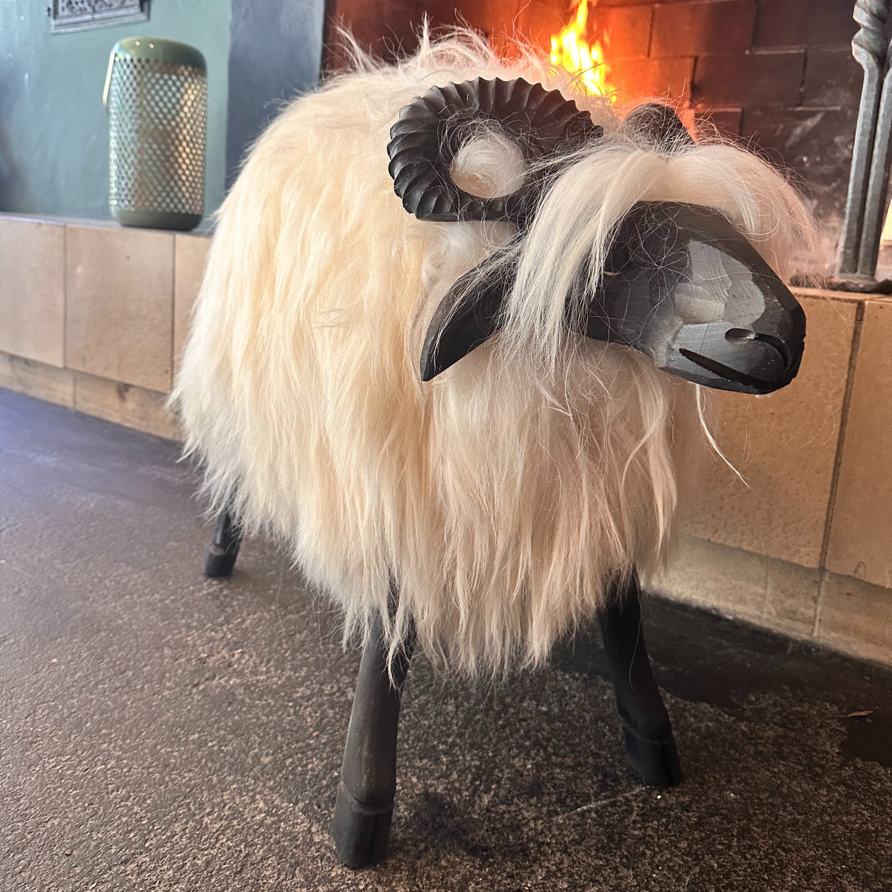 LIRA Deko Sitzhocker XL Schafhocker Fichtenholz 100% Islandfell handgeschnitzt, 100 % echtes Islandfell, geeignet für Chalets & Hütten, handgeschnitzt