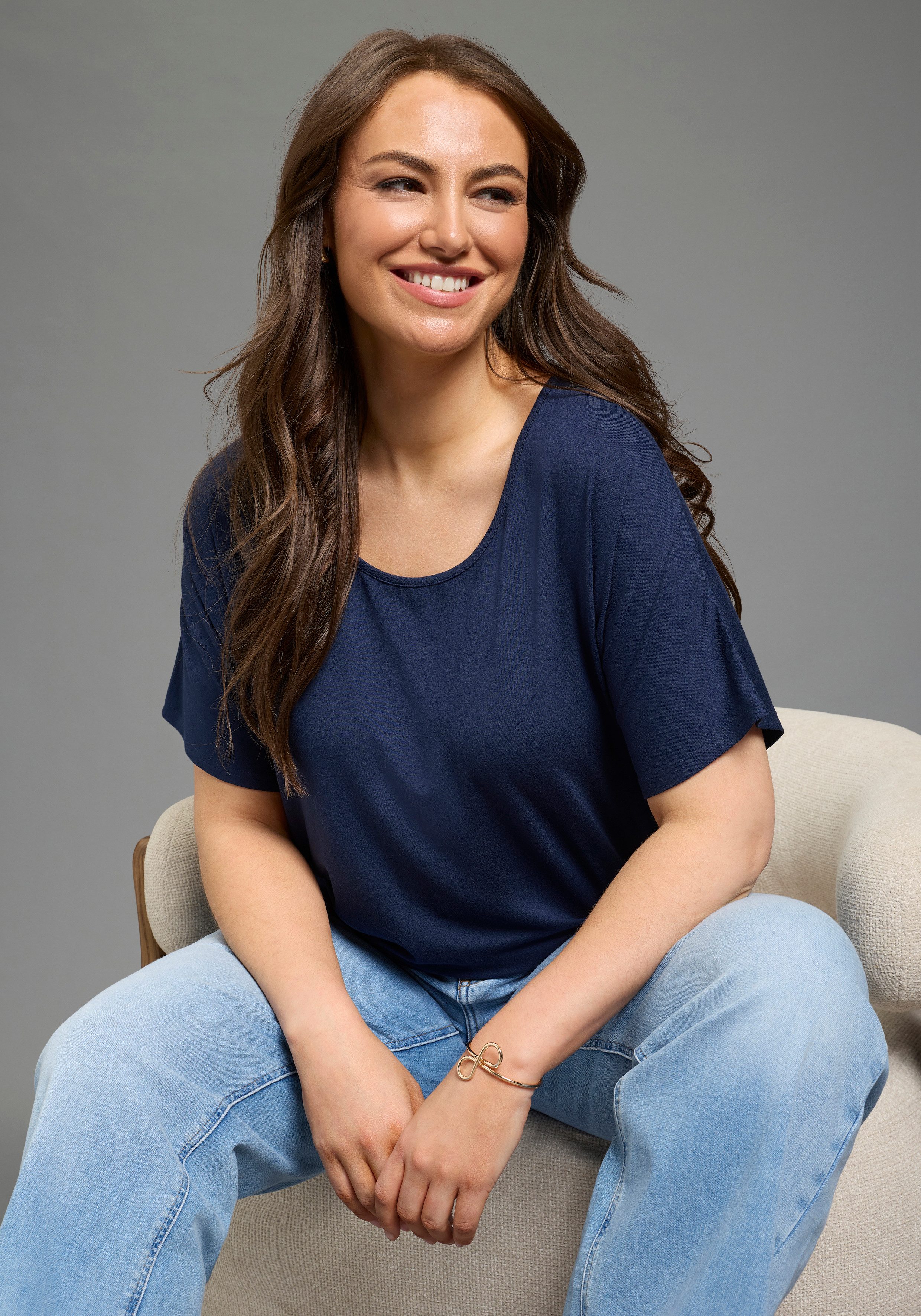 Laura Scott CURVE T-Shirt figurumspielende Passform, mit Rundhalsausschnitt