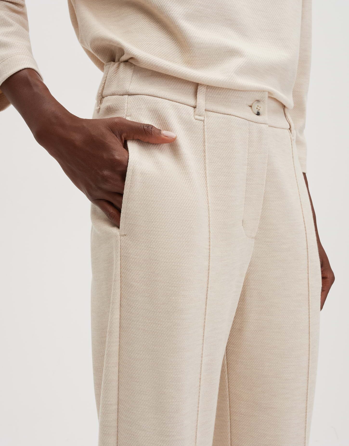 someday Stoffhose CISILIA TAPERED aus nachhaltigem Viskose Mix Schmal zulaufender Schnitt mit dezenter Twillstruktur