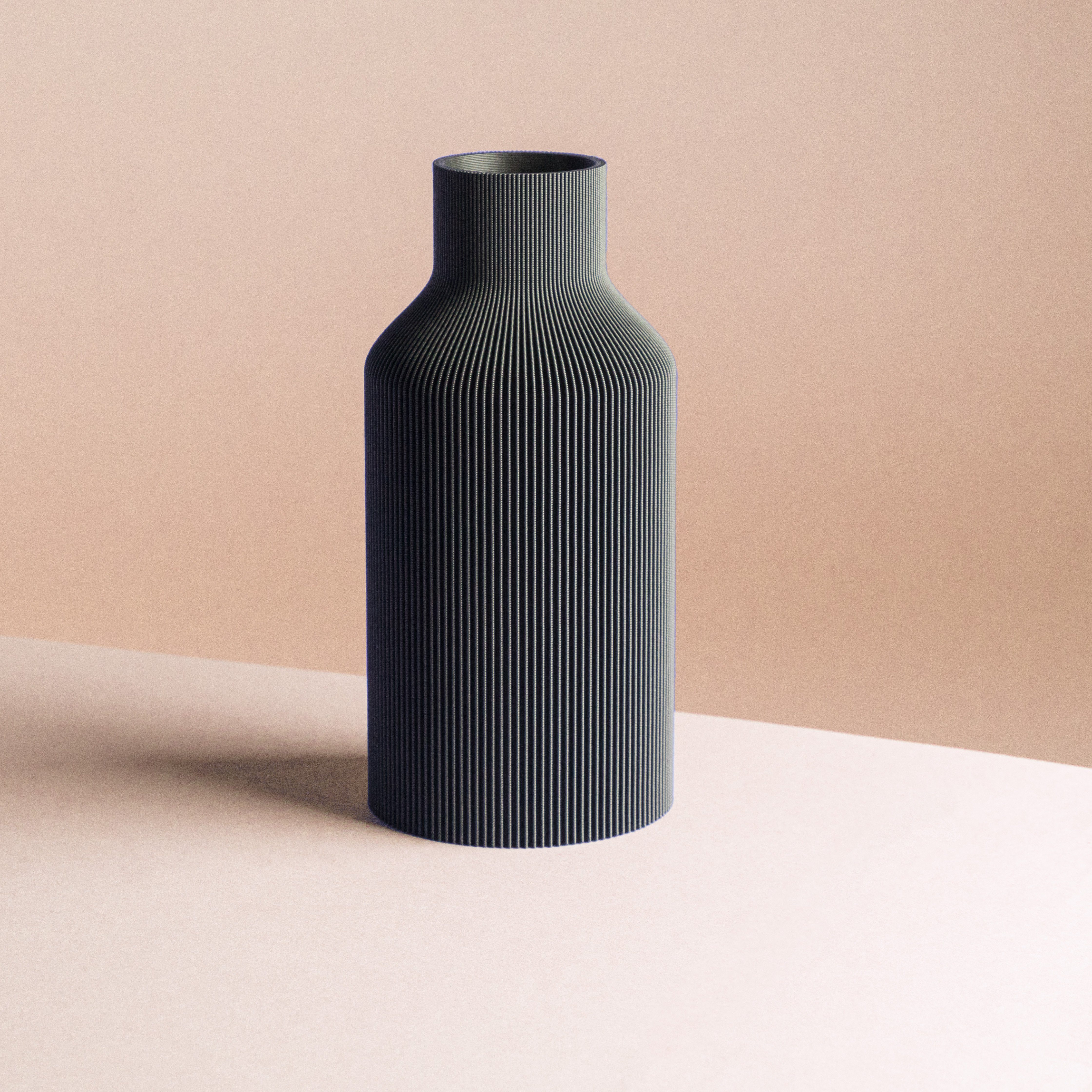Dennismaass. Dekovase FLASCHE, 3D Druck, wundervolle Rillen-Optik, für Blumen aller Art, dekorative Vase aus dem 3D Drucker schwarz