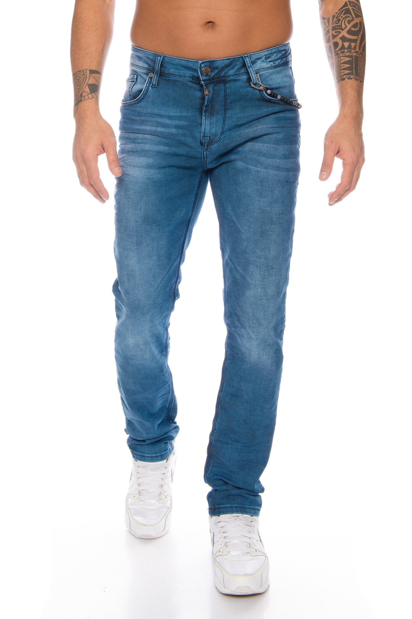 Cipo & Baxx Slim-fit-Jeans Herren Jeans Hose mit ausgfallenem Label Nahtdesign Zierkette, Labelemblem, Weicherer Stoff