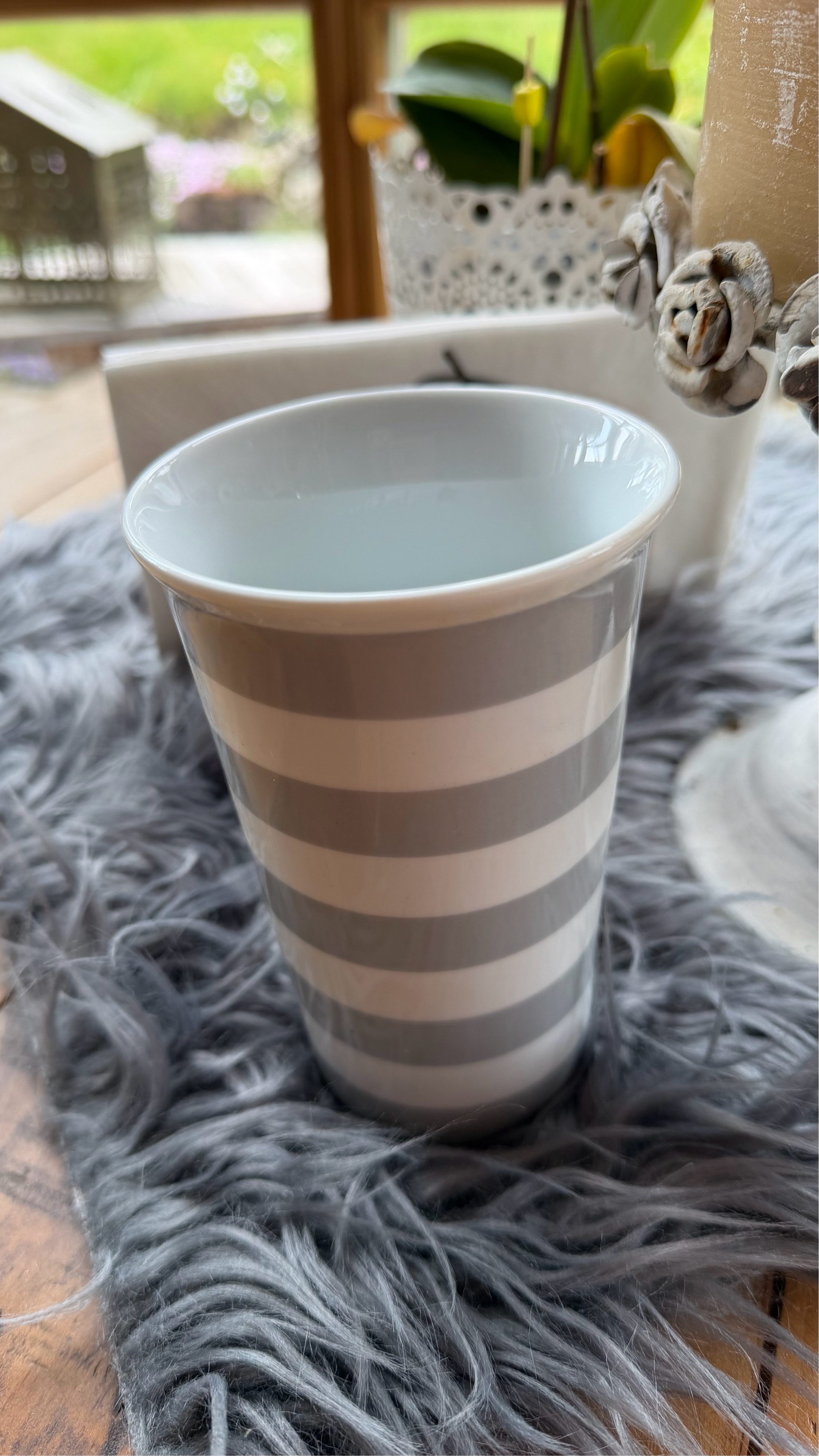 Krasilnikoff Tischvase Porzellanvase Taupe oder Vase Blumenvase Grau Streifen (1 Vase), Hübsche Vase mit Streifen für kleine Blumensträusse