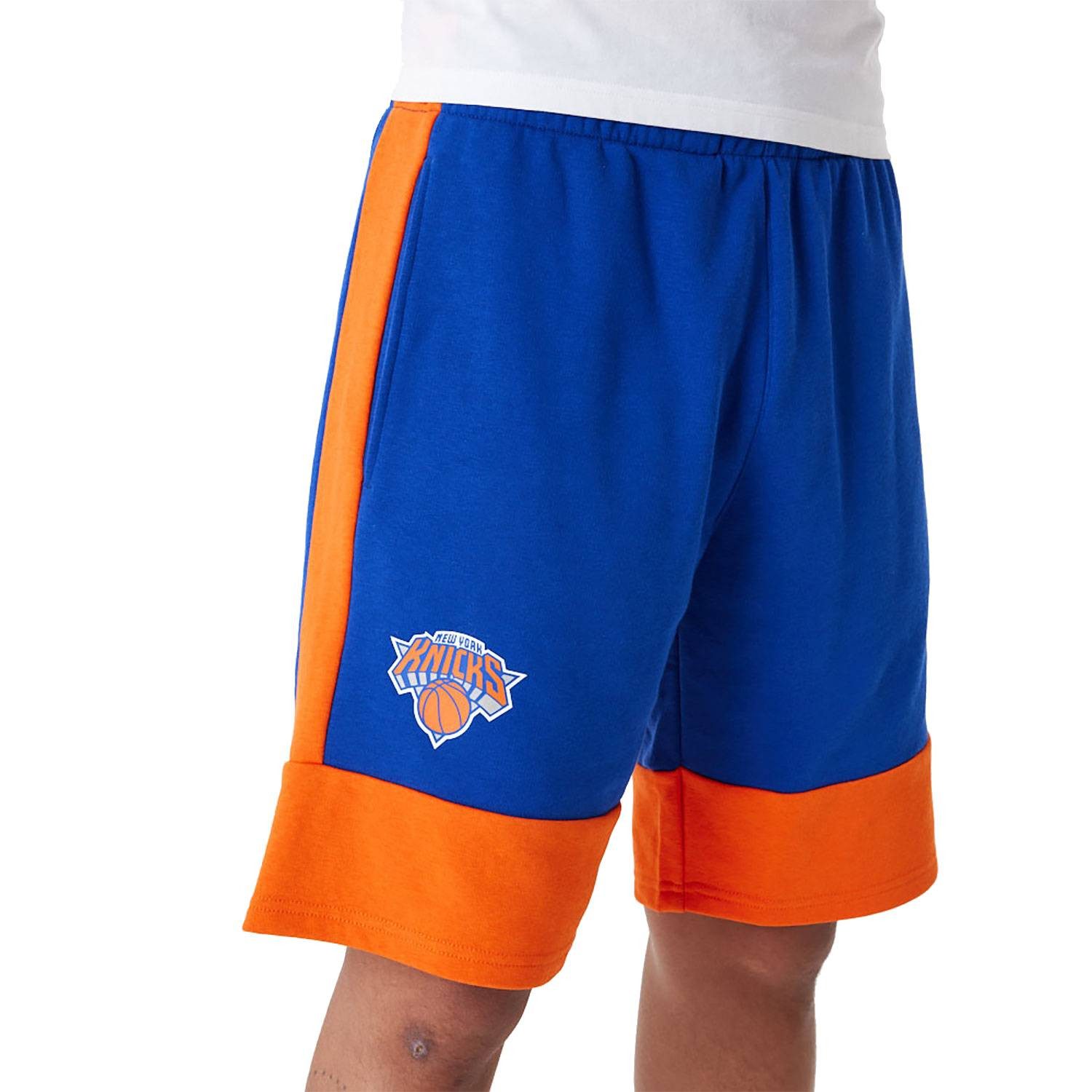 New Era Shorts Short New Era NBA New York Knicks (1-tlg) Kontrastfarbene Streifen an Seiten & Beinenden