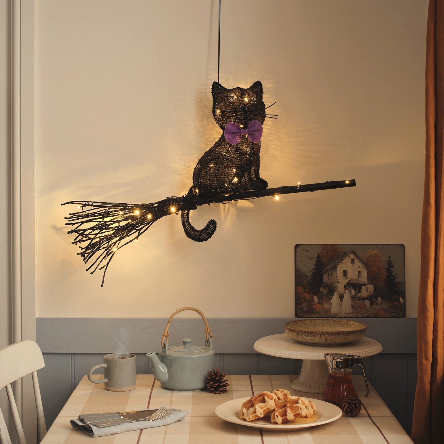 Lights4fun LED-Dekofigur LED-Halloween-Katze auf Besen mit Timer für den Außenbereich – Bild 5 von 5