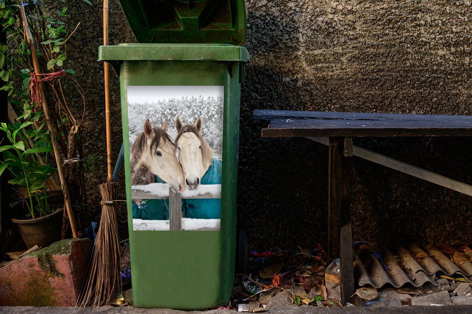 MuchoWow Wandsticker - Sticker, (1 Decke Container, Pferde Schnee St), Mülleimer-aufkleber, Mülltonne, Abfalbehälter 