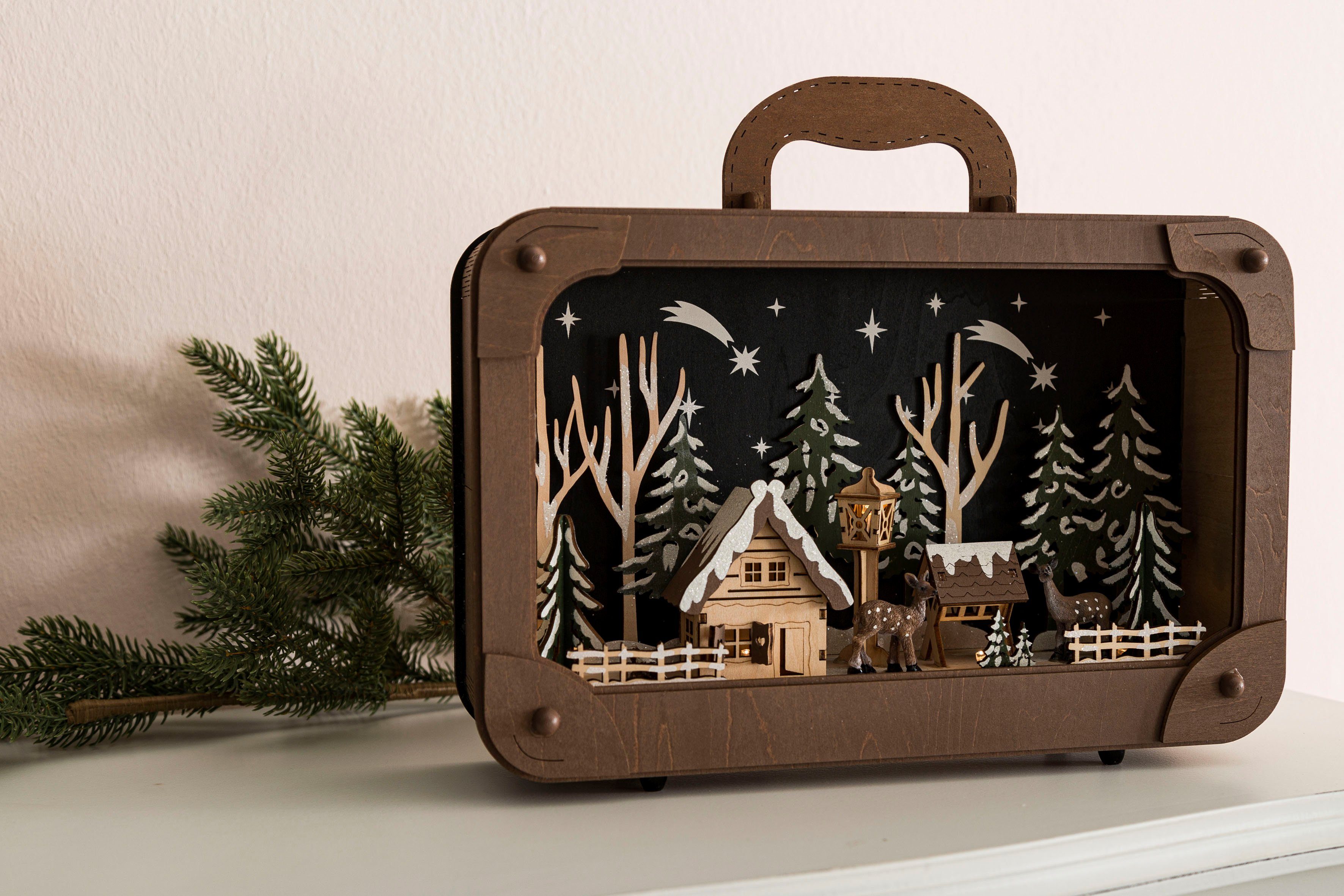 Koffer fest LED & mit Möbel verschneiter Dekolicht mit Accessoires aus Weihnachtsdorf Myflair integriert, in LED Holz, Landschaft Weihnachtsdeko Lichtbox LED-Dekoration,