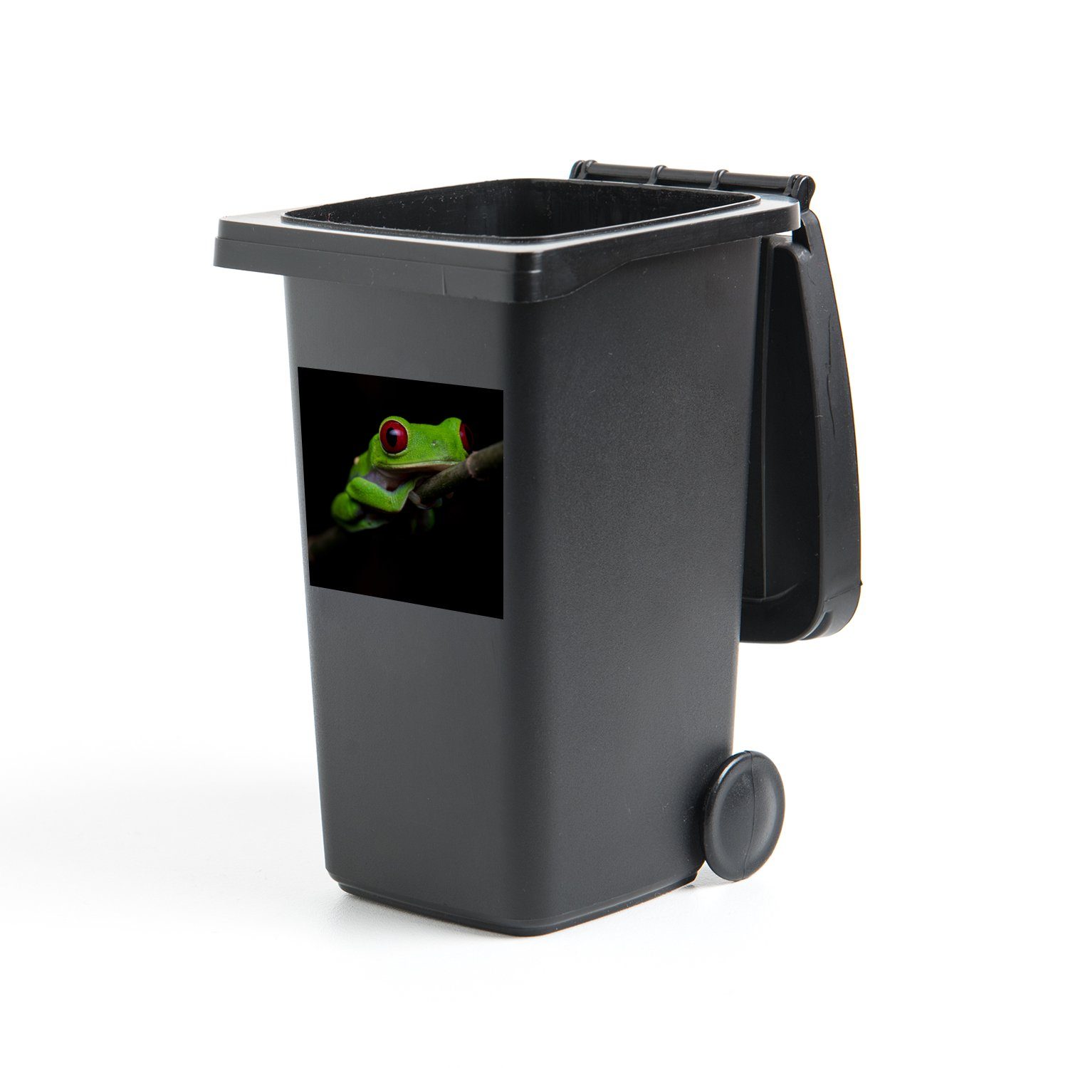 MuchoWow Wandsticker Rotäugiger Quecksilberfrosch auf schwarzem Hintergrund (1 St), Mülleimer-aufkleber, Mülltonne, Sticker, Container, Abfalbehälter | Wandtattoos