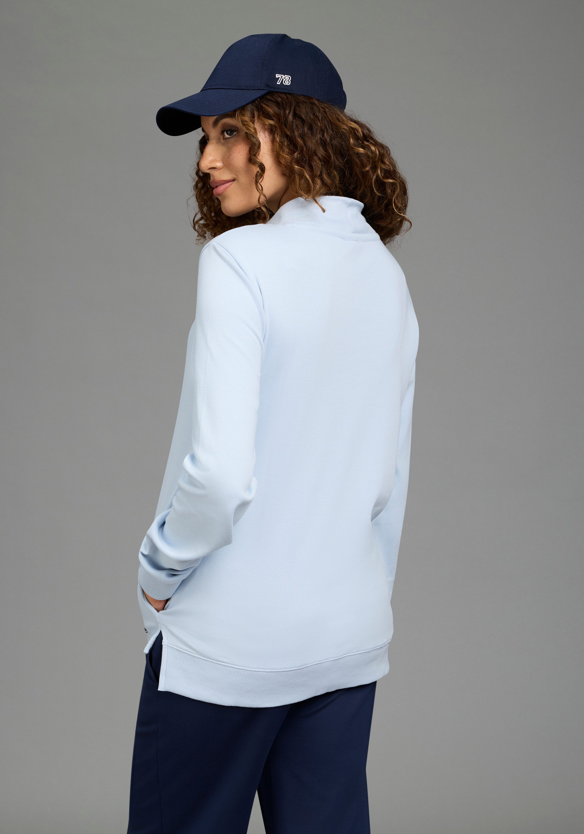 KangaROOS Sweatshirt mit Metalllabel, hüftbedeckende Länge, auch in großen Größen
