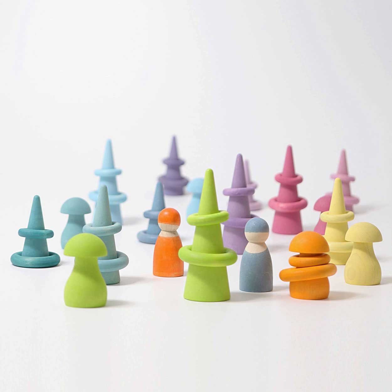 GRIMM´S Spiel und Holz Design Pastell Regenbogenwald 12 Teile Holzspielzeug Kegel Klötze Spielbausteine