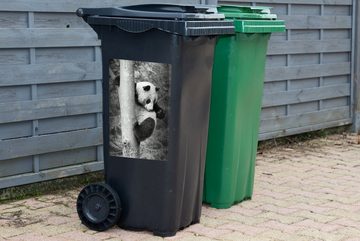 MuchoWow Wandsticker Panda klettert auf einen Baum in schwarz-weiß (1 St), Mülleimer-aufkleber, Mülltonne, Sticker, Container, Abfalbehälter