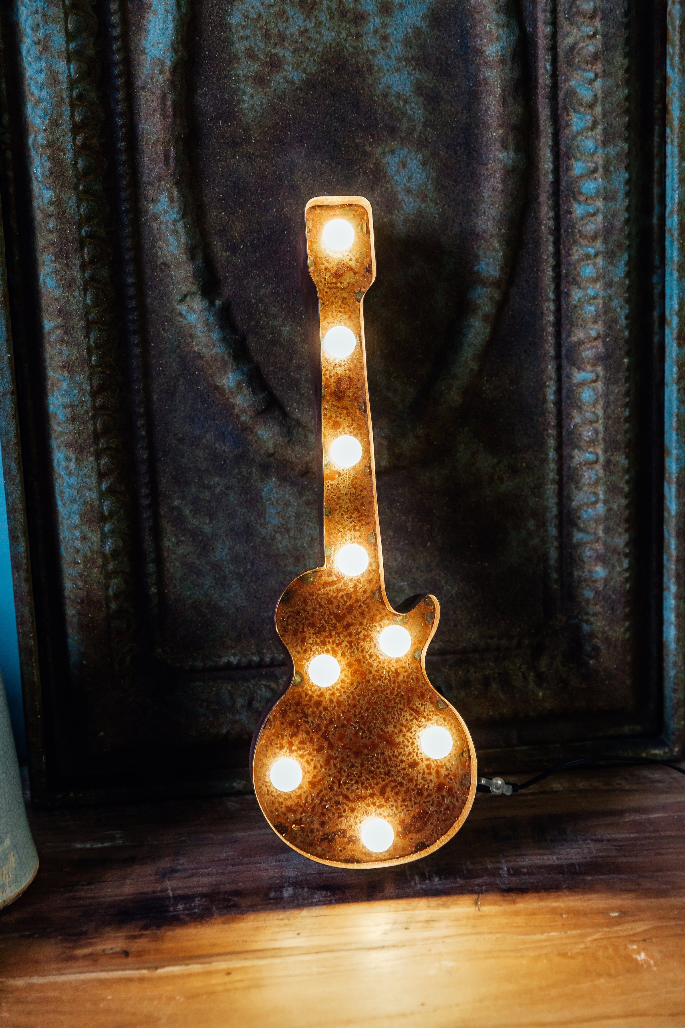 MARQUEE LIGHTS LED Dekolicht Old festverbauten Warmweiß, - Old Guitar integriert, 9 Guitar, Tischlampe braun fest LEDs mit Wandlampe, 38x13 cm LED