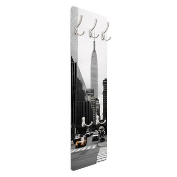Bilderdepot24 Garderobenpaneel schwarz-weiß Städte Skyline Empire State Building Design (ausgefallenes Flur Wandpaneel mit Garderobenhaken Kleiderhaken hängend), moderne Wandgarderobe - Flurgarderobe im schmalen Hakenpaneel Design