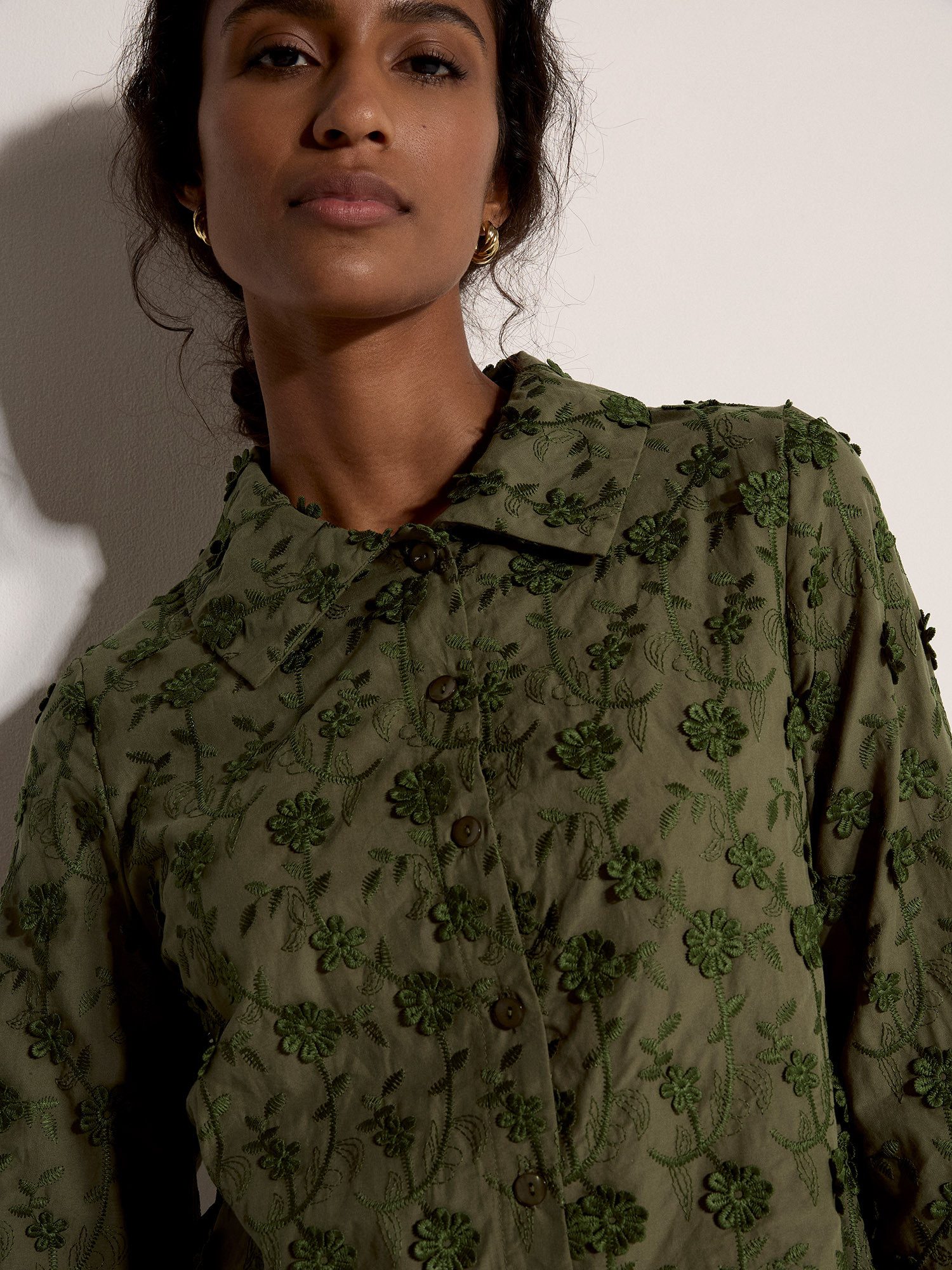 Apricot Spitzenbluse Gekürztes Shirt mit Blumenapplikation mit Blumenapplikation
