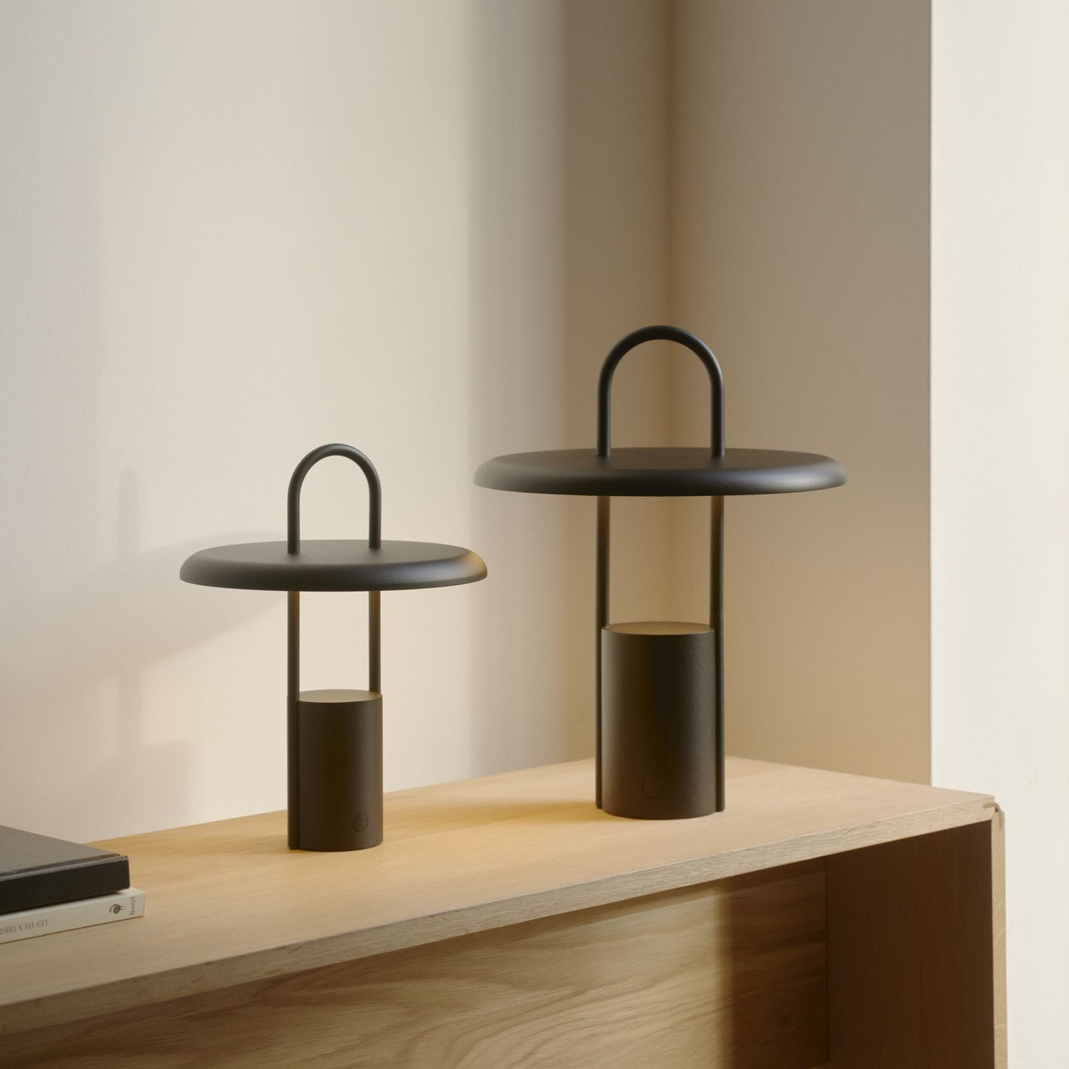 Stelton LED Tischleuchte Pier Schwarz Groß