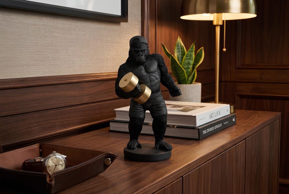 riess-ambiente Tierfigur KING APE 30cm schwarz/gold - Gorilla mit Hantel, urban, handgefertigt (Einzelartikel, 1 St), Moderne Skulptur - ideal als Blickfang auf Sideboards oder Regalen