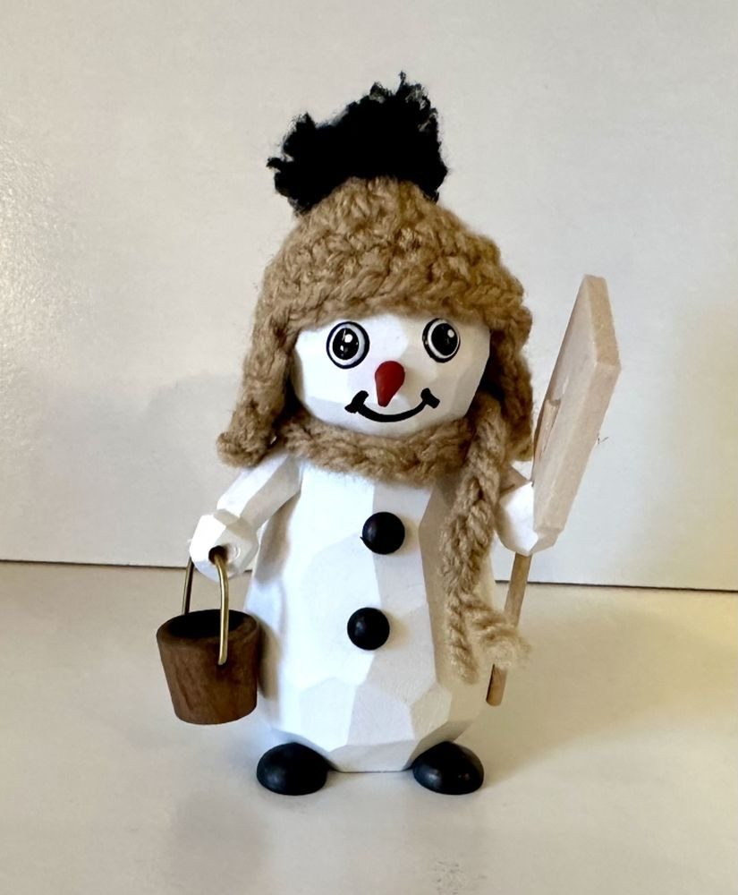 Schneemann Geschnitzter Schneemann Frosti Wolfgang mit Schneeschippe, Eimer und