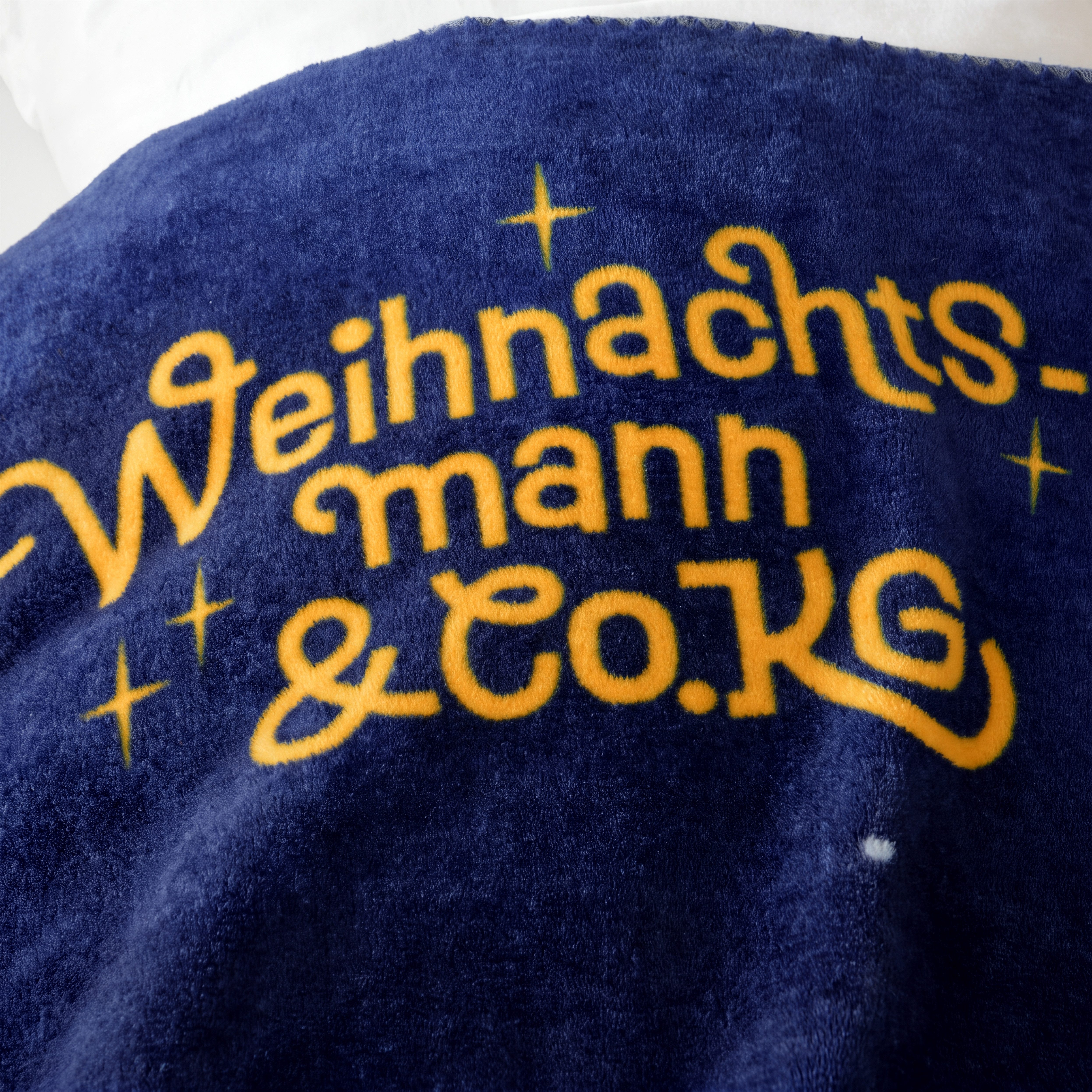 Wohndecke Weihnachtsmann & Co.KG S, Perfekt zum Kuscheln – zuhause und unterwegs – Bild 5 von 5