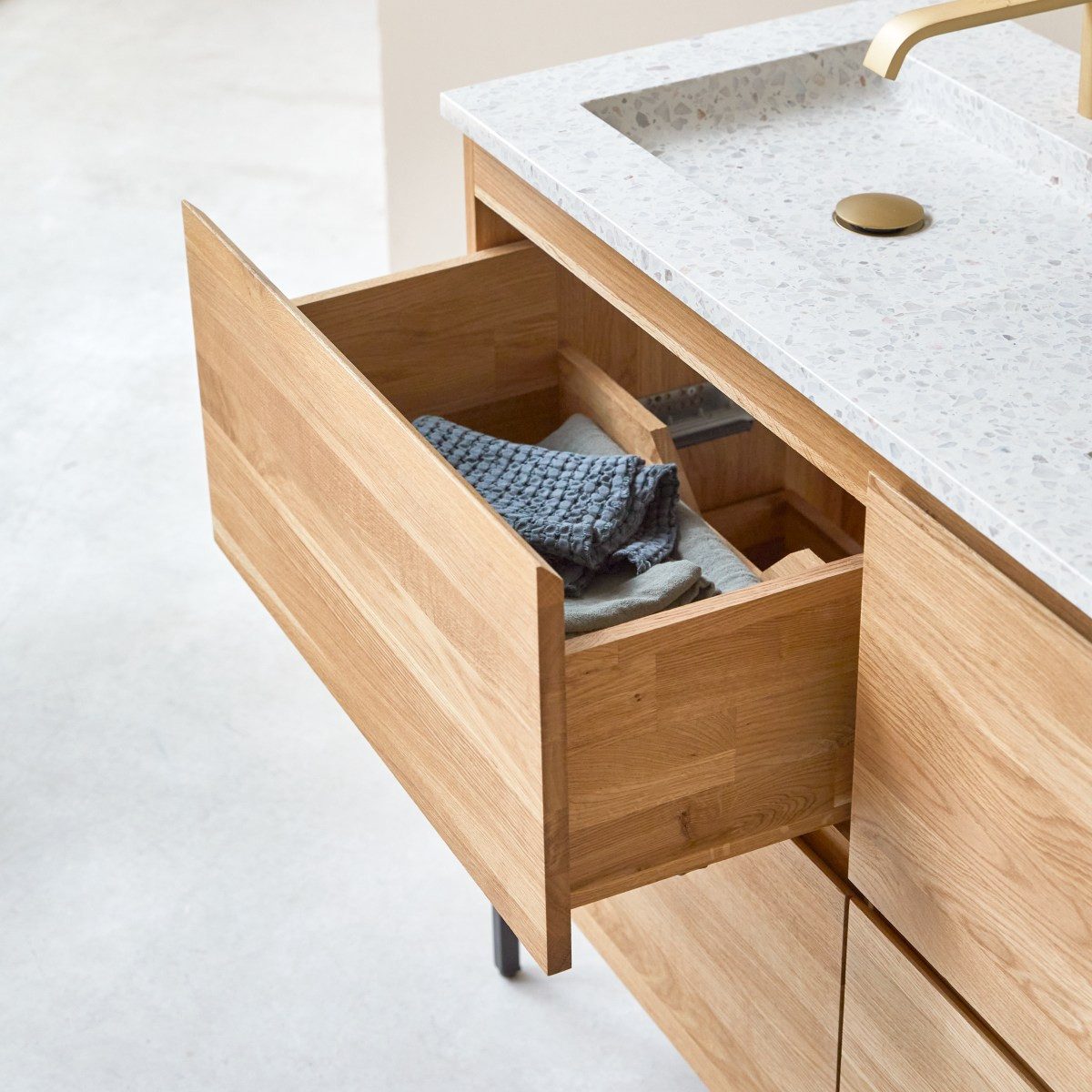 Tikamoon Waschtisch Badmöbel Nova aus massivem Eichenholz und Premium-Terrazzo Moon 120 cm