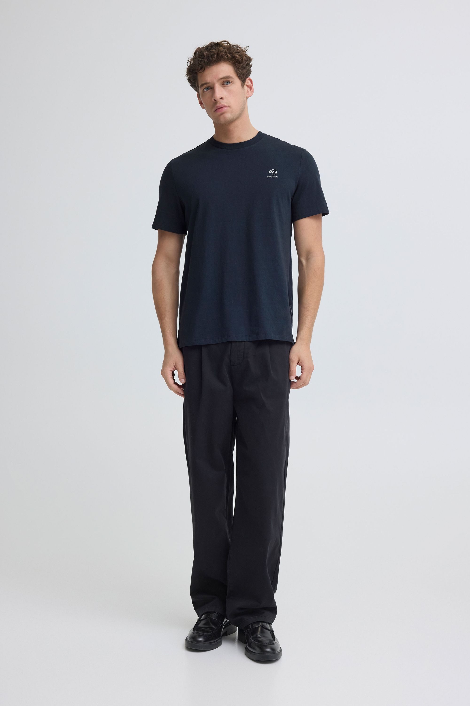 Casual Friday Rundhalsshirt CFElian Modernes T-Shirt mit kleiner Stickerei