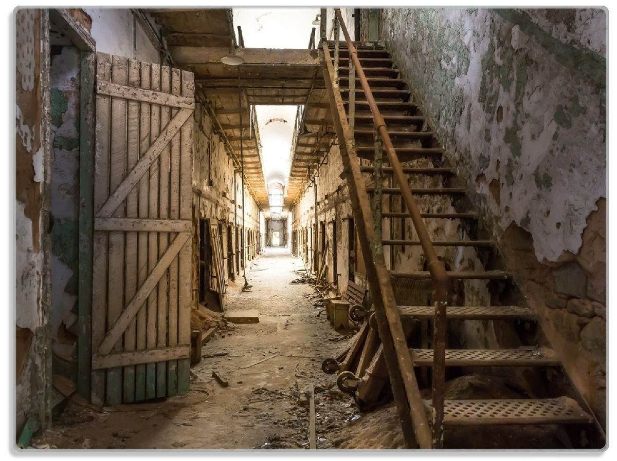 Wallario Schneidebrett Leuchtender Gang in altem verlassenen Gefängnis, ESG-Sicherheitsglas, (inkl. rutschfester Gummifüße 4mm, 1-St), 30x40cm