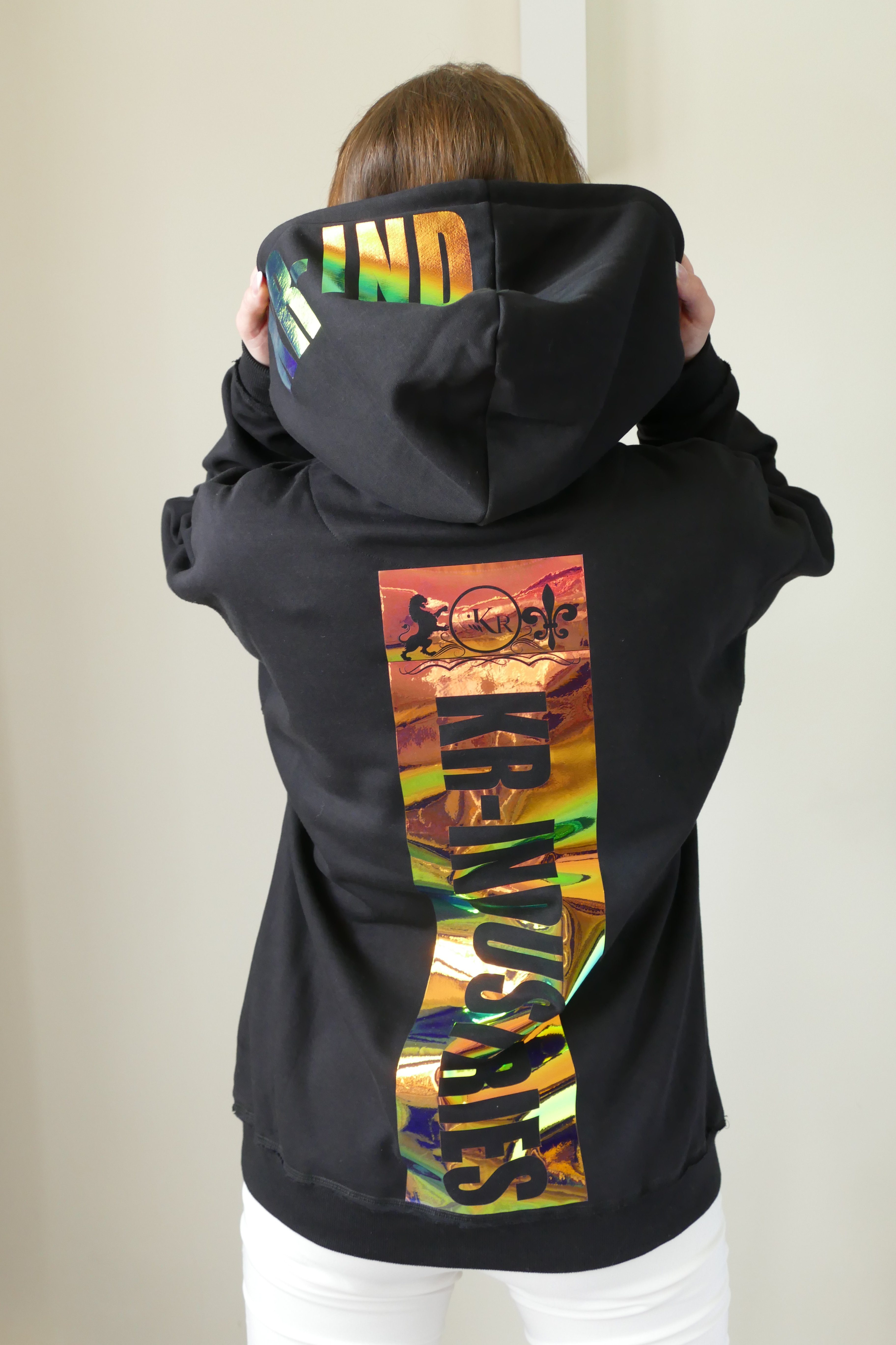 KR-Industries T-Shirt Hoodie Oversize Colorful auffällige Applikationen auf der Rückseite und Kapuze des Hoodies