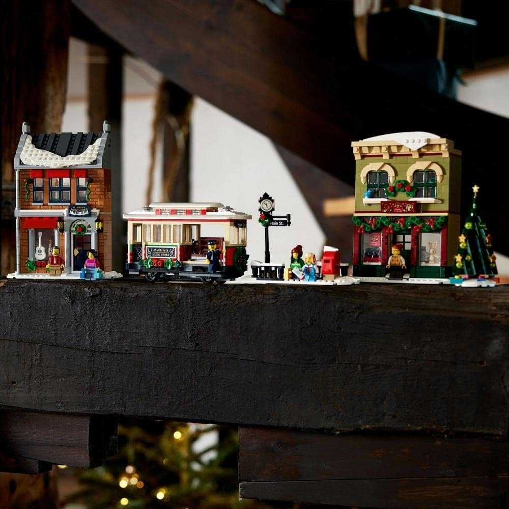 LEGO® Icons: Weihnachtlich geschmückte Hauptstraße (10308) günstig online kaufen