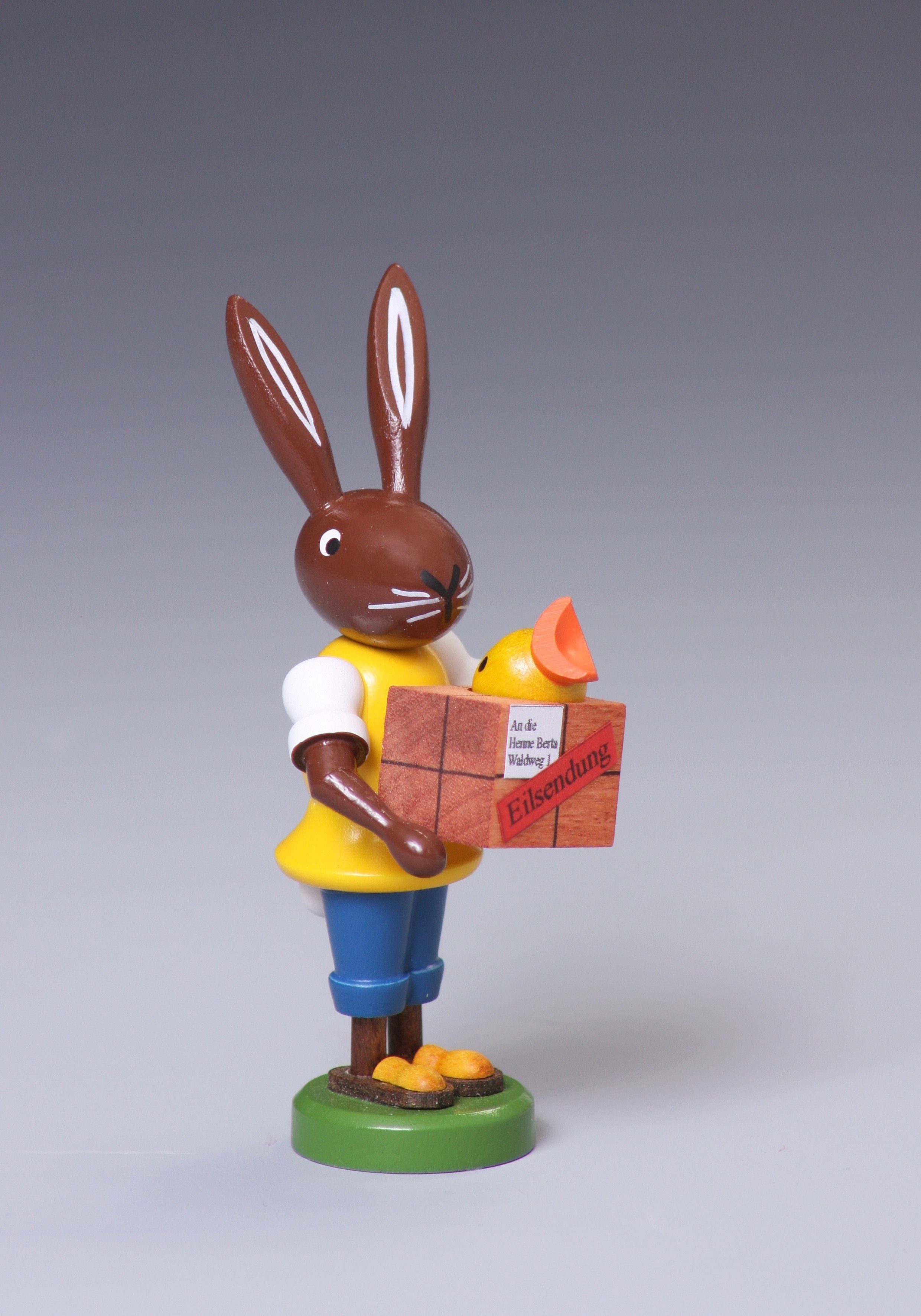 Osterhase Osterfigur Hase Postbote Höhe ca 9 cm NEU, mit Paket aus dem ein Küken schaut