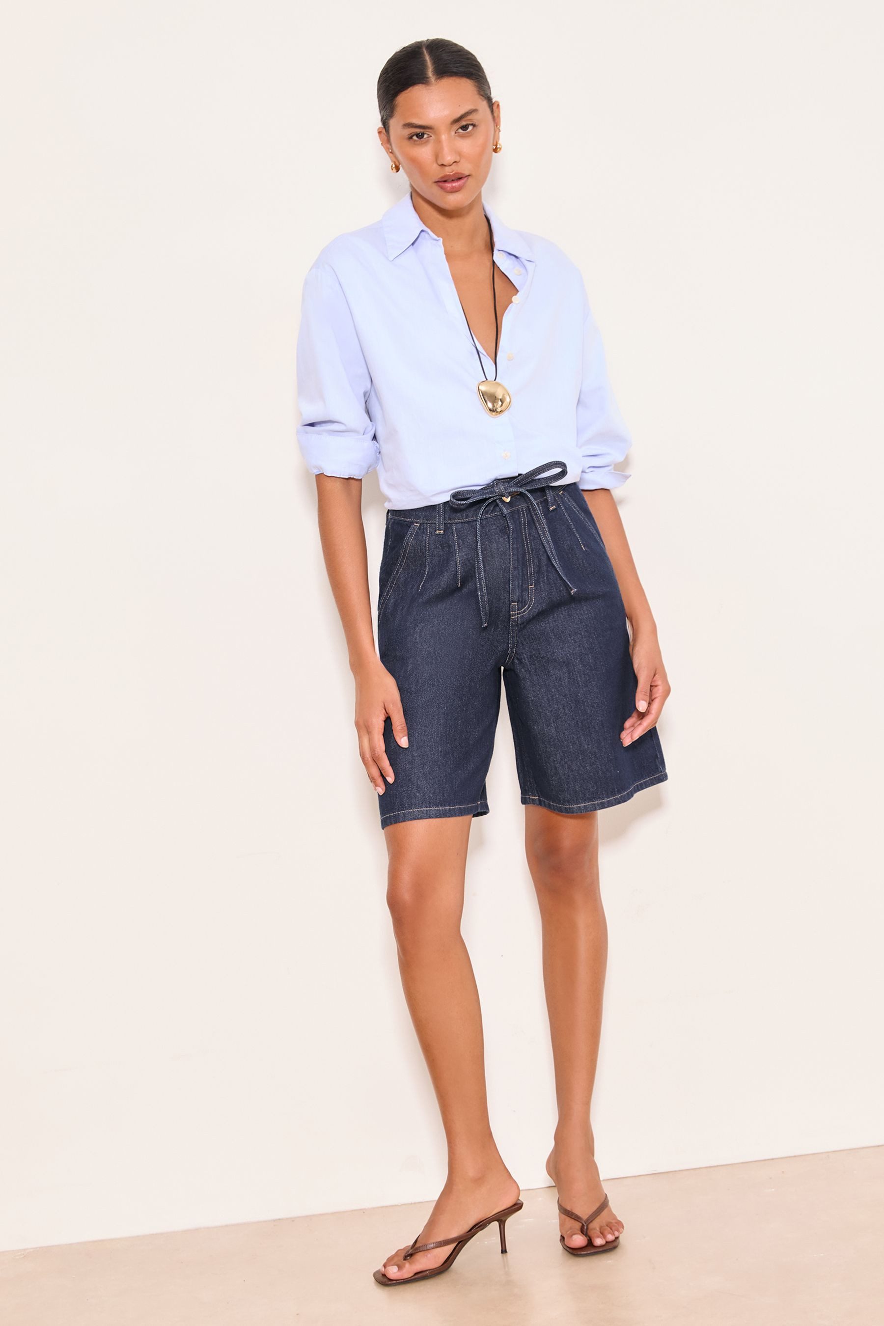 LIPSY Jeansshorts Lipsy Bermuda-Denimshorts, Bindegürtel, Kurzgröße (1-tlg) – Bild 2 von 5
