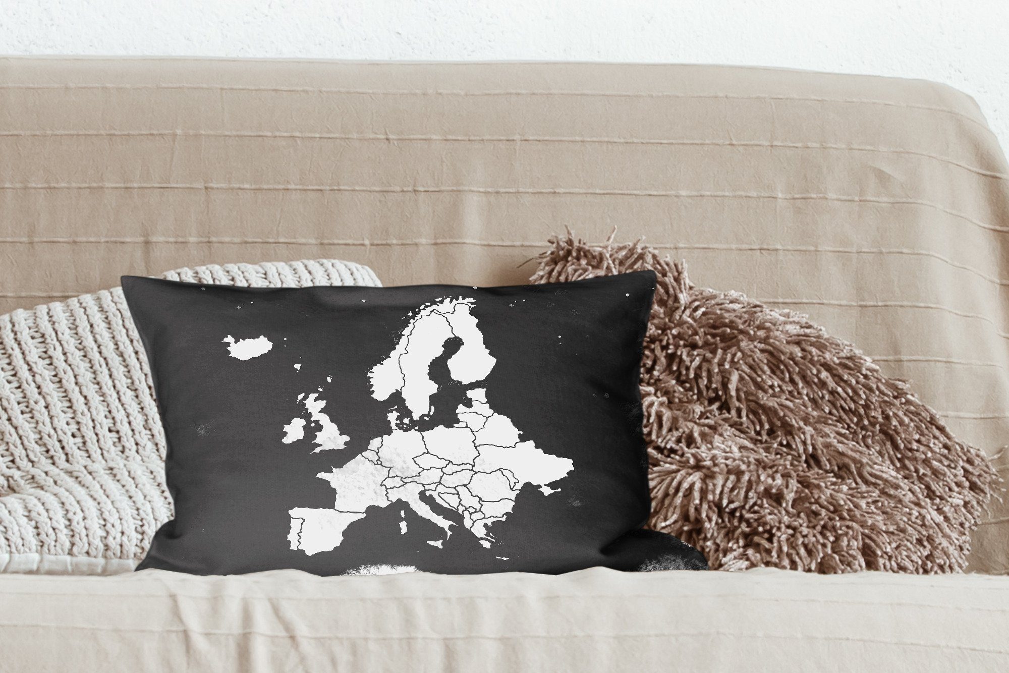 Wohzimmer Füllung, Zierkissen, Hintergrund und - schwarz Schlafzimmer mit Dekokissen Europa-Karte Dekokissen MuchoWow dunklem weiß, Dekoration, auf