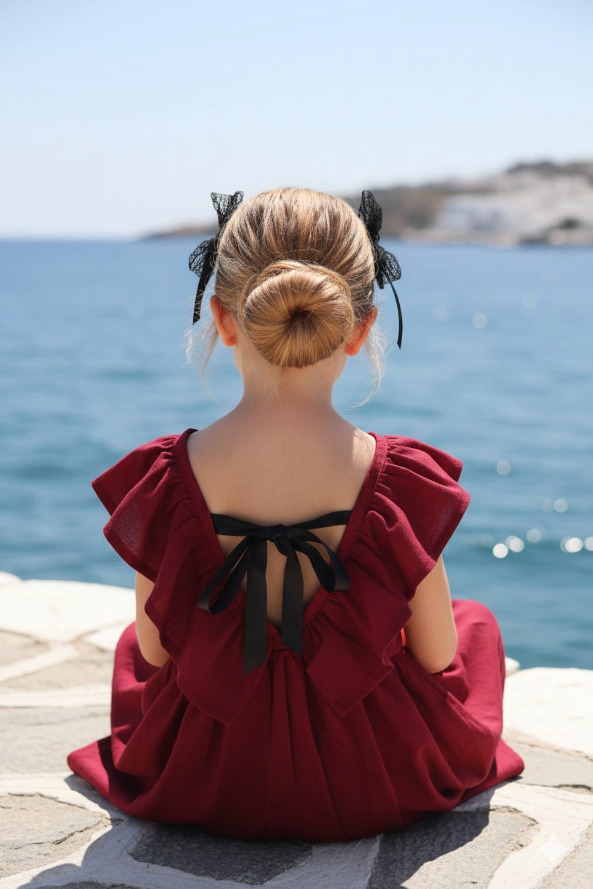 Parla Kids Sommerkleid Bordeaux farbendes Kleid mit Schleife, Rüschen und Haarspangen Glockenrock - Schleifenverschluss - V-Ausschnitt am Rücken – Bild 5 von 5