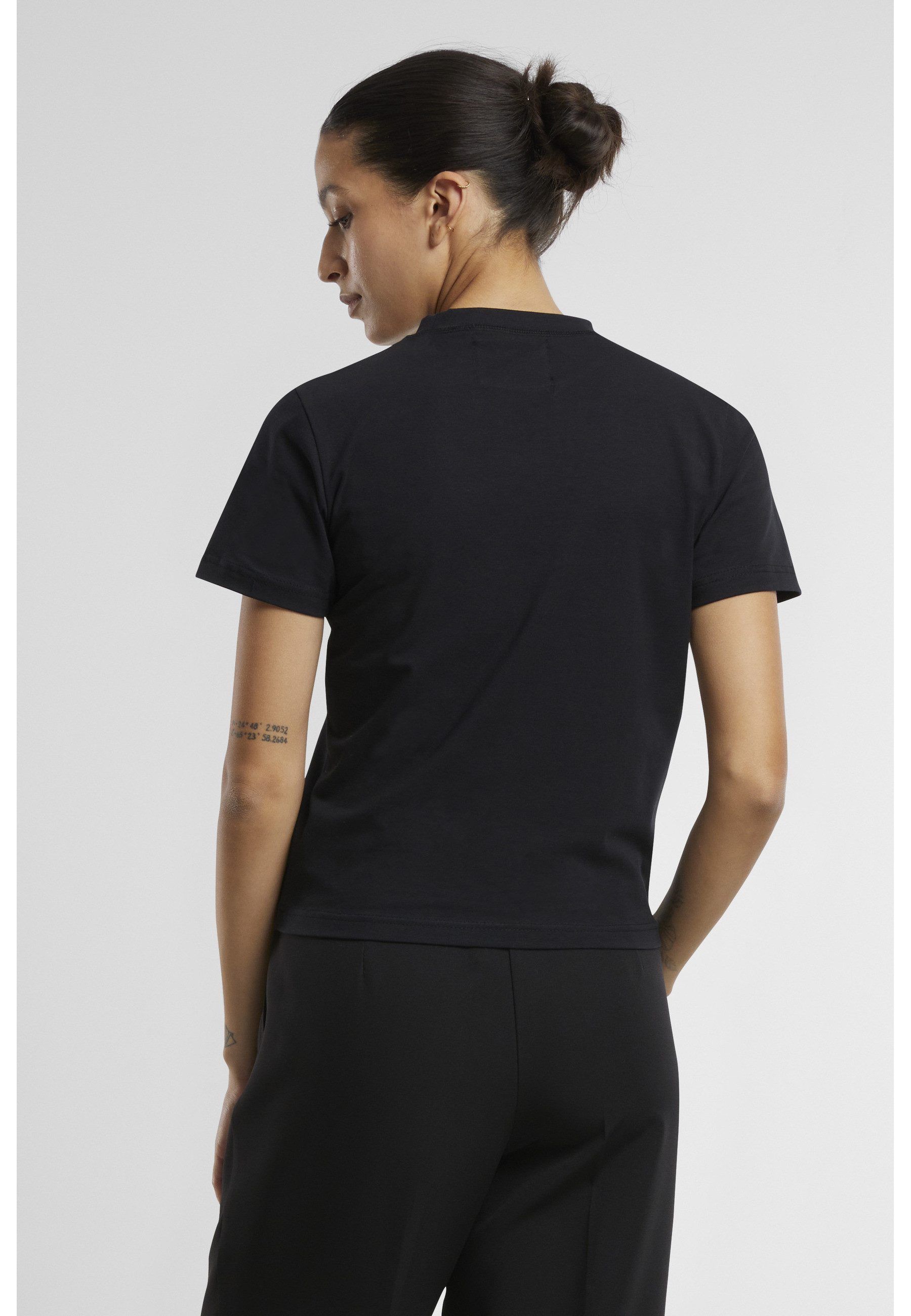 PEQUS T-Shirt PEQUS PEQUS Fitted Outlined Mythic Logo T-shirt (1-tlg)