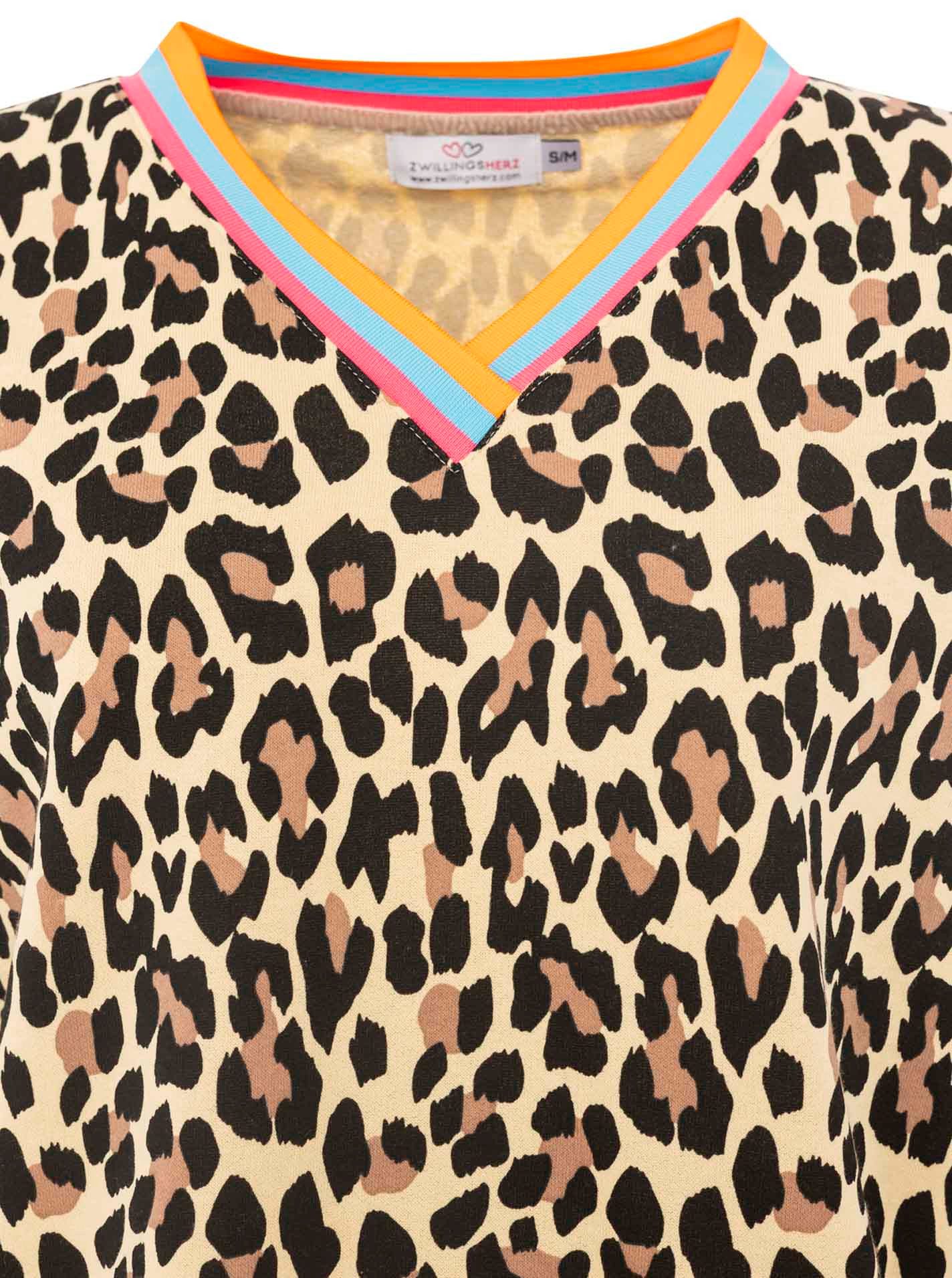 Zwillingsherz Sweatshirt "Leo Allover Neon Kante" mit trendiger Leo-Optik, Vokuhila-Schnitt und neonfarbenen Details – Bild 5 von 5