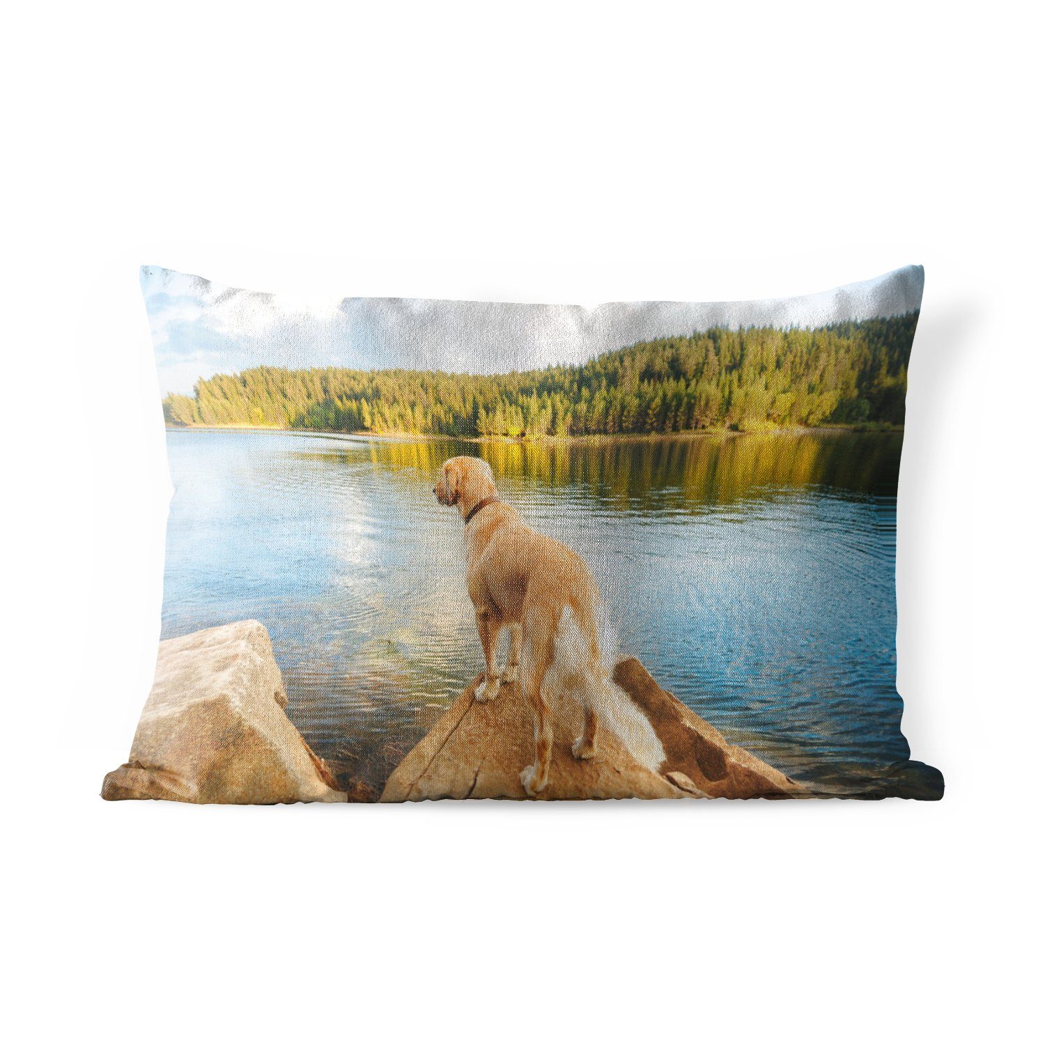 MuchoWow Dekokissen Ein Golden Retriever mit Blick auf einen schönen See, Outdoor-Dekorationskissen, Polyester, Dekokissenbezug, Kissenhülle