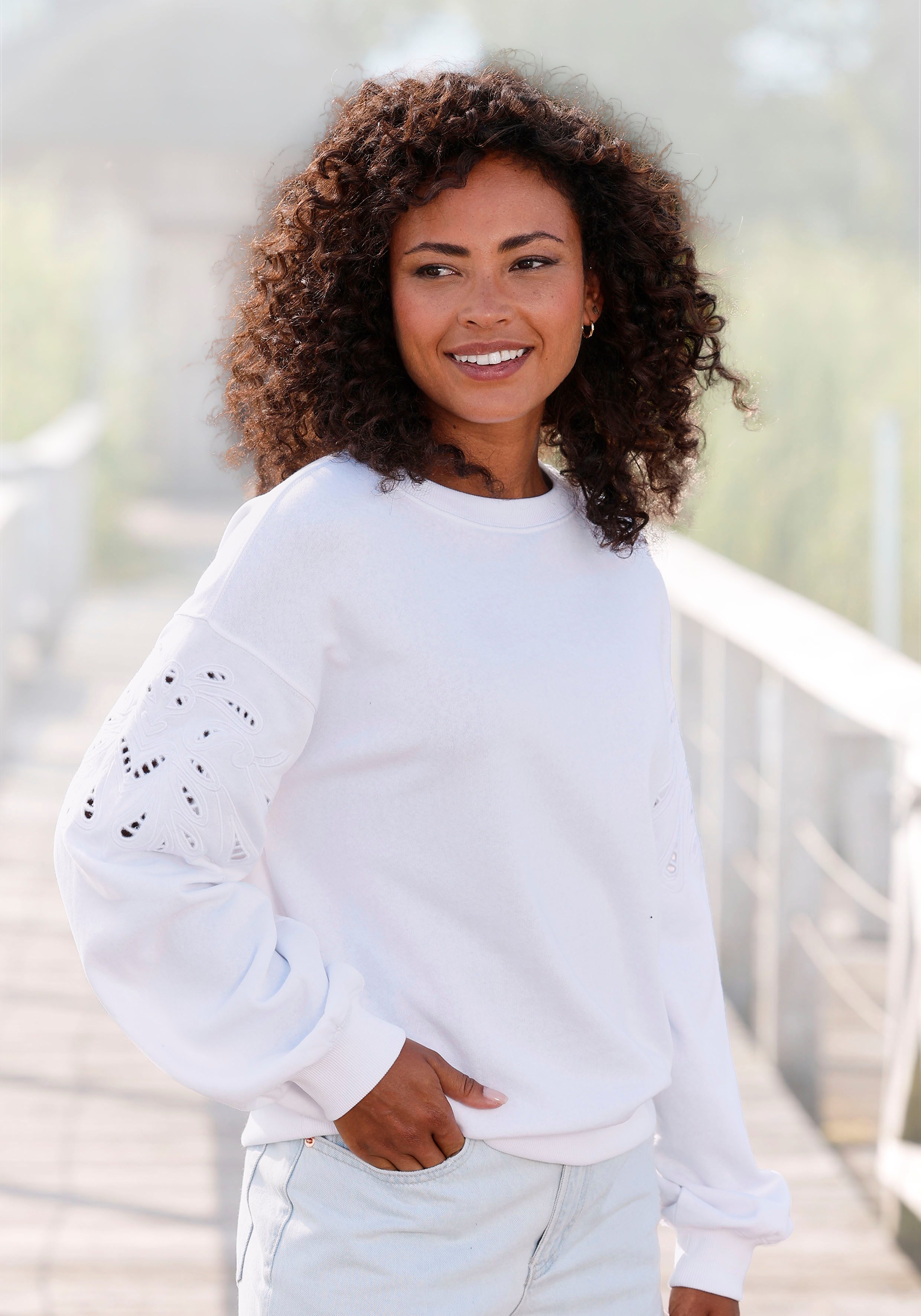 Vivance Sweatshirt mit Lochstickerei, weicher Baumwoll-Mix günstig online kaufen