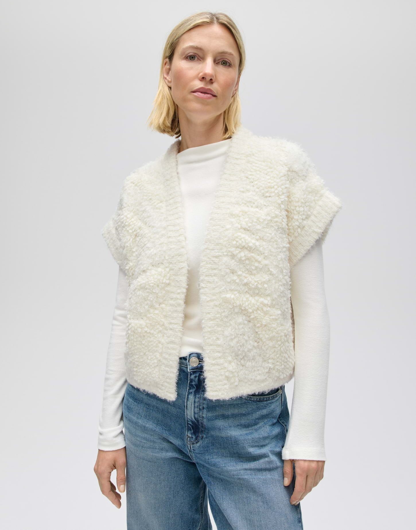 OPUS Strickweste Derei aus Bouclé-Strick mit flauschiger Struktur Verkürzte Boxy-Silhouette mit flauschiger Bouclé-Haptik