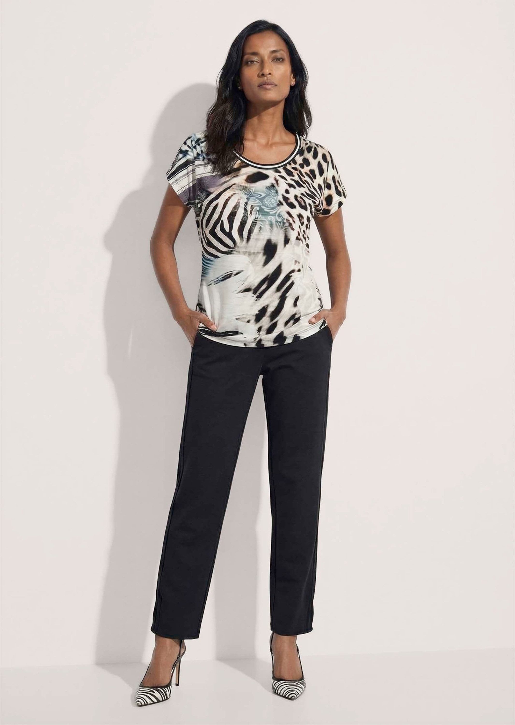 MADELEINE Kurzarmshirt Rundhals-Shirt mit Animal-Print Lässig überschnittene Schultern & gerader Saum